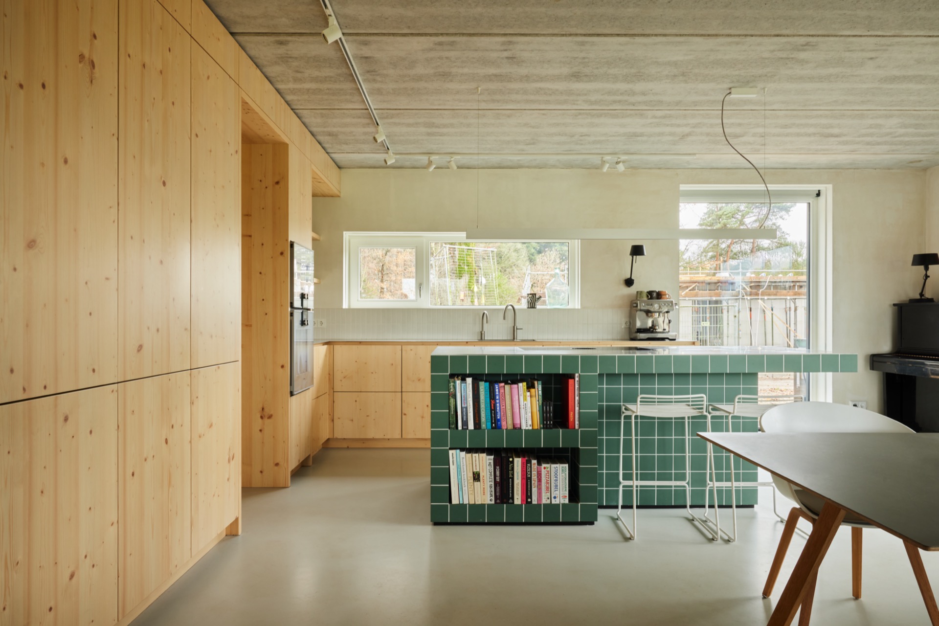 cucina naturale lineare: scaffale aperto in legno con libri e opere d'arte, Luxury, Design, Exclusive, Modern, Custom Made, Special, Beautiful