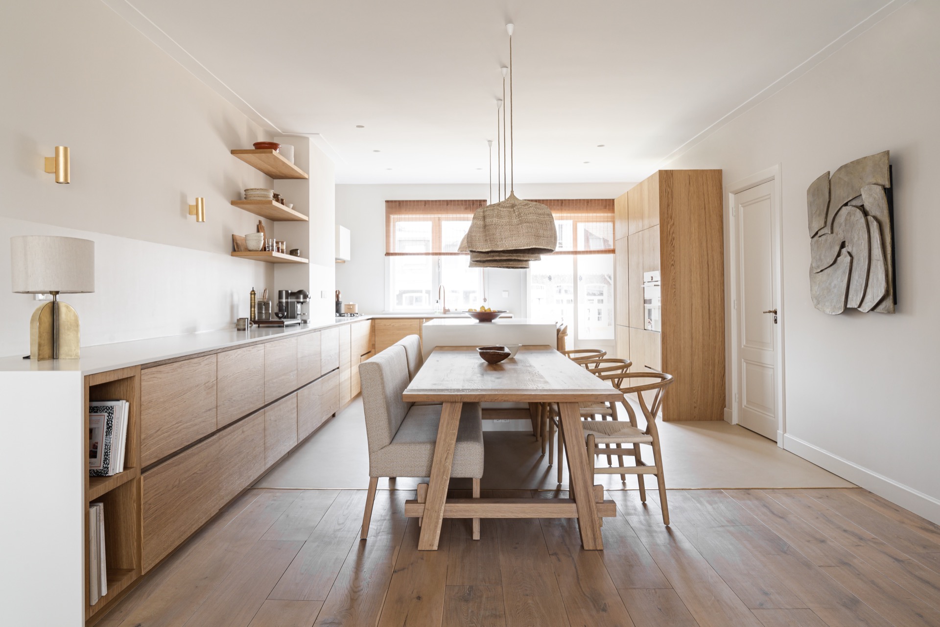 materiali naturali: sala da pranzo con tavolo in legno e sedie in stoffa, atmosfera naturale, Luxury, Design, Exclusive, Modern, Custom Made, Special, Beautiful