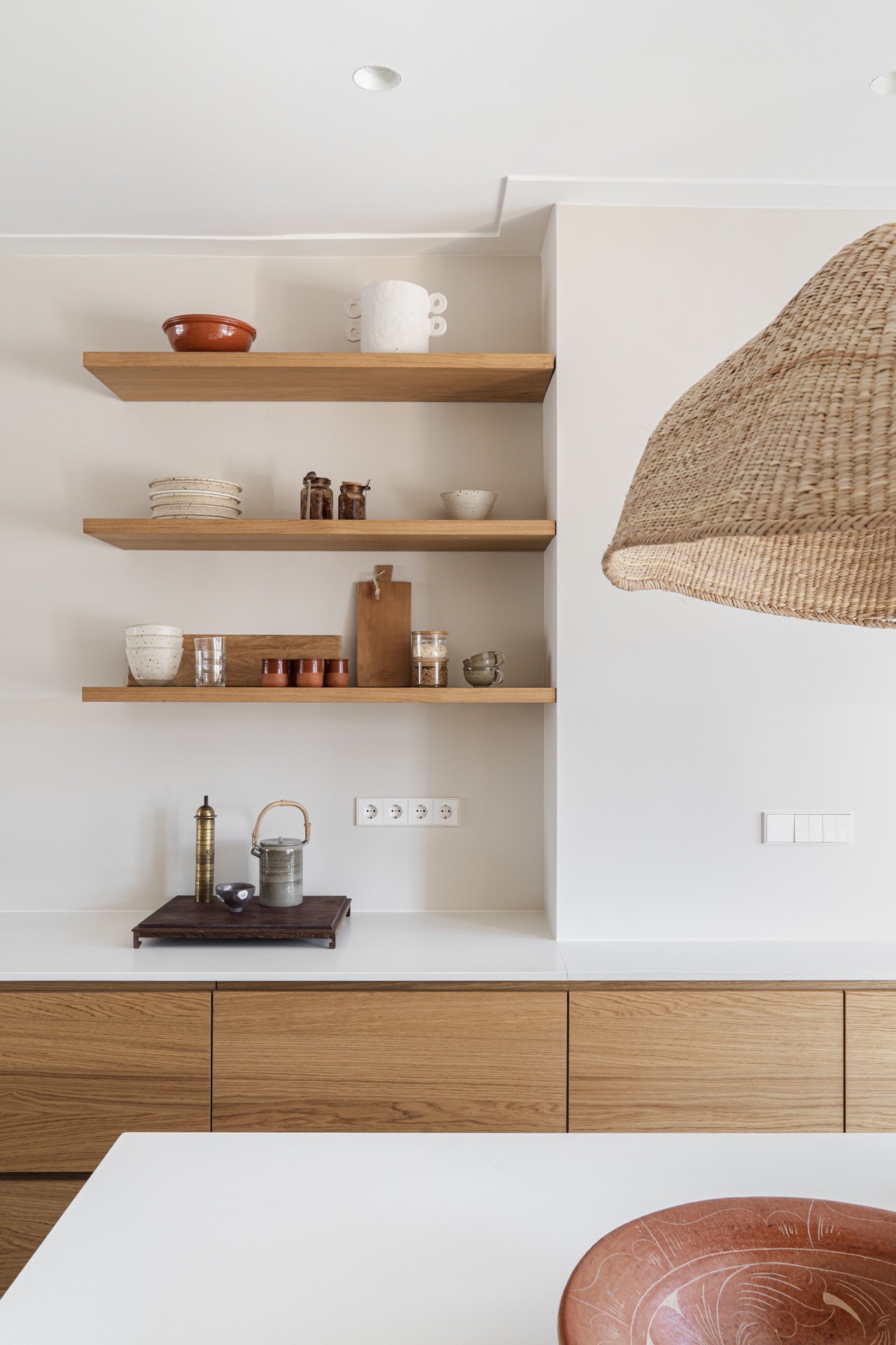 materiali naturali: cucina in legno con mensole aperte e ceramica, design semplice e caldo, Luxury, Design, Exclusive, Modern, Custom Made, Special, Beautiful