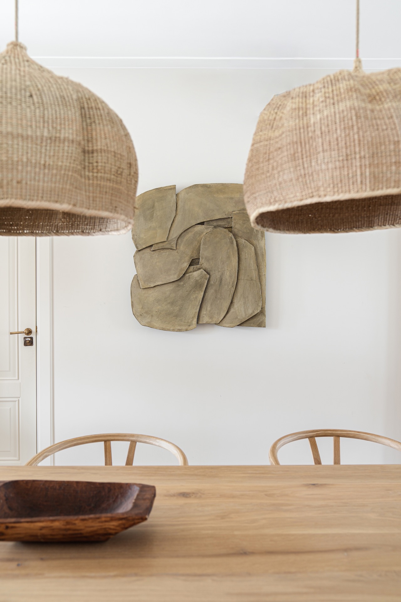 materiali naturali: lampade in fibre naturale e opera d'arte rocciosa sopra il tavolo da pranzo, decorazione rustica e calda, Luxury, Design, Exclusive, Modern, Custom Made, Special, Beautiful