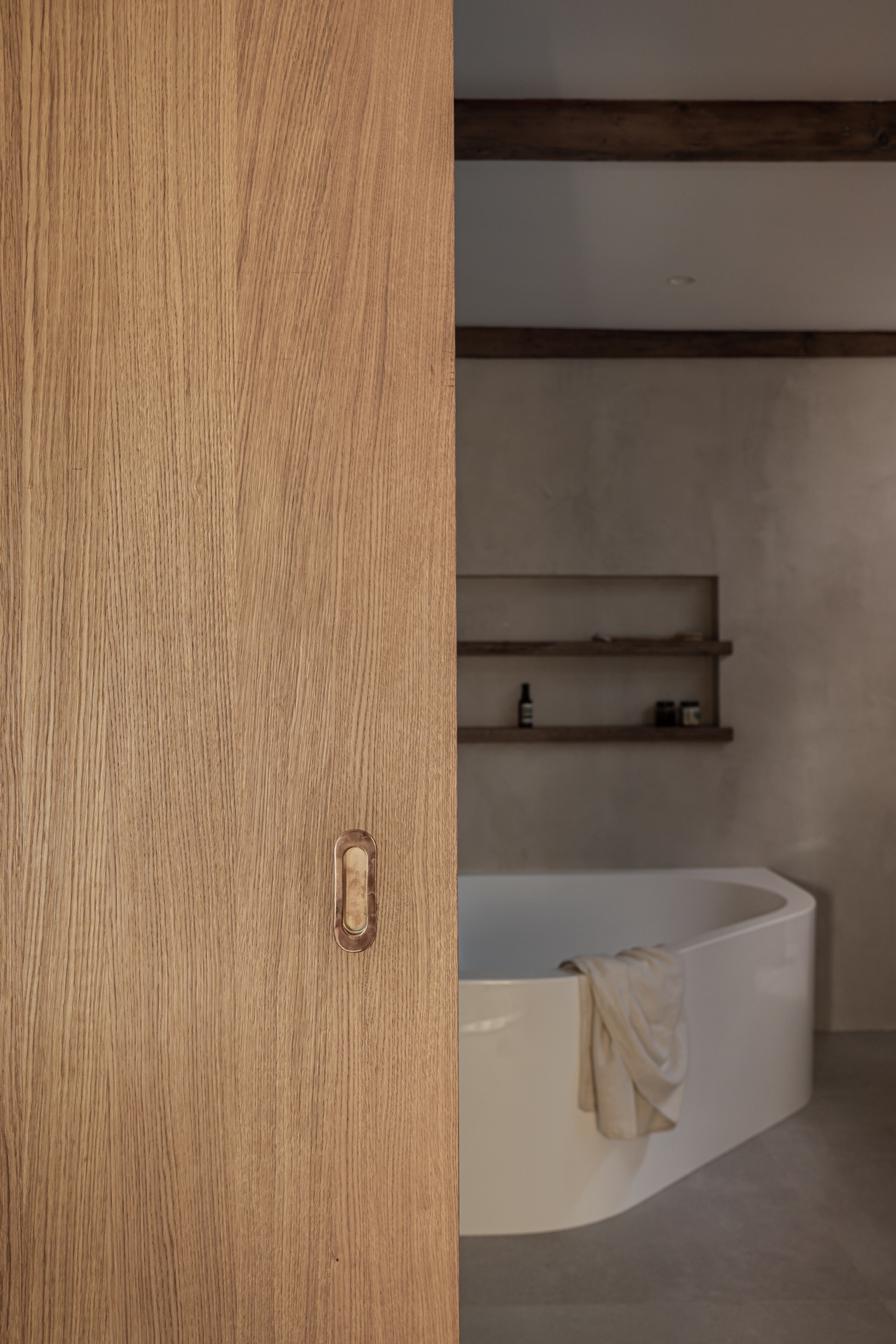 materiali naturali: Bagno con vasca bianca, mensole di legno e, Luxury, Design, Exclusive, Modern, Custom Made, Special, Beautiful