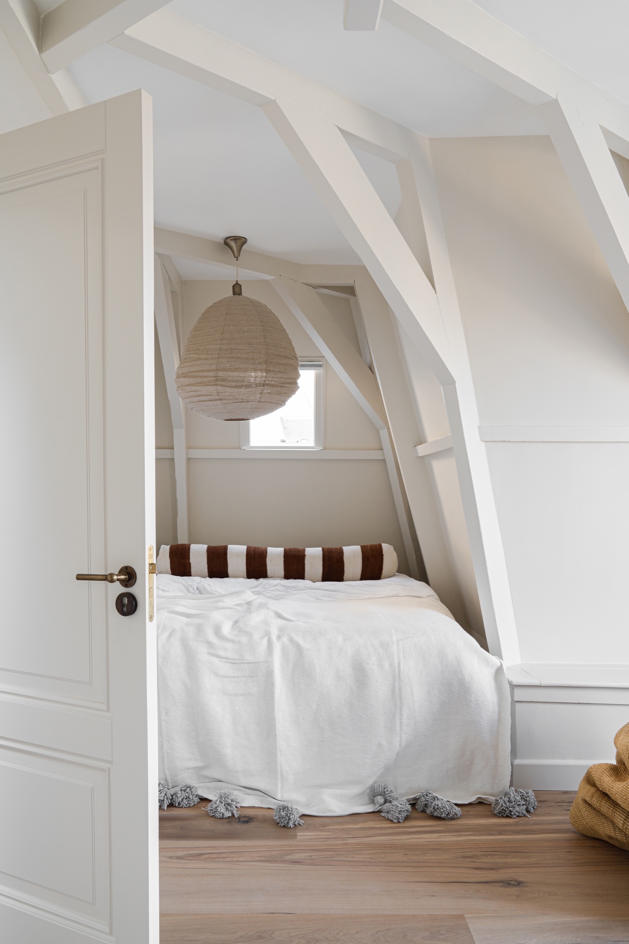 materiali naturali: Camera da letto con letto e mensola rotonda, e colori chiari., Luxury, Design, Exclusive, Modern, Custom Made, Special, Beautiful