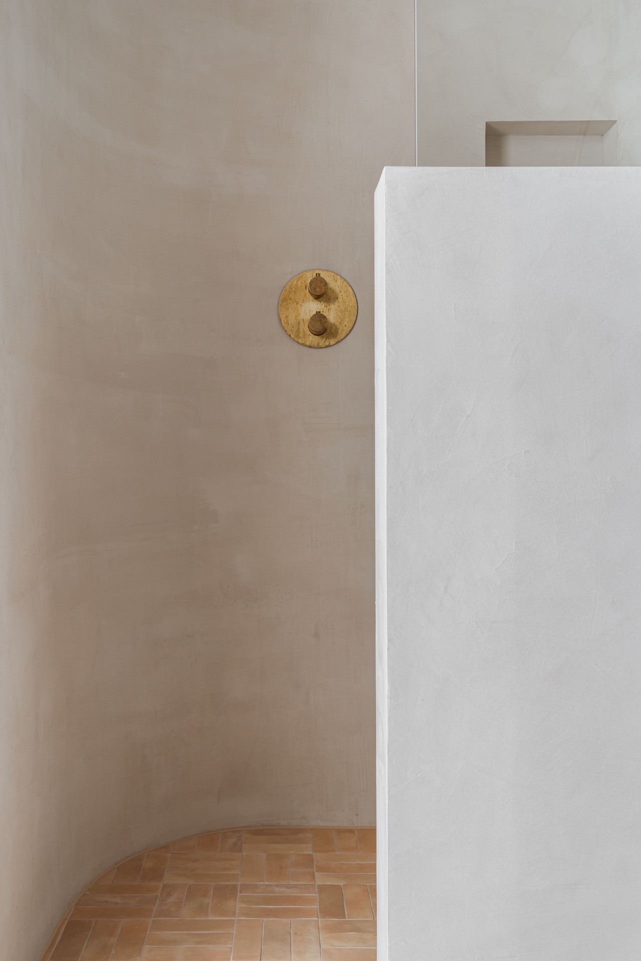materiali naturali: soggiorno con mensole in legno aperte e oggetti decorativi, palette di colori calmanti., Luxury, Design, Exclusive, Modern, Custom Made, Special, Beautiful