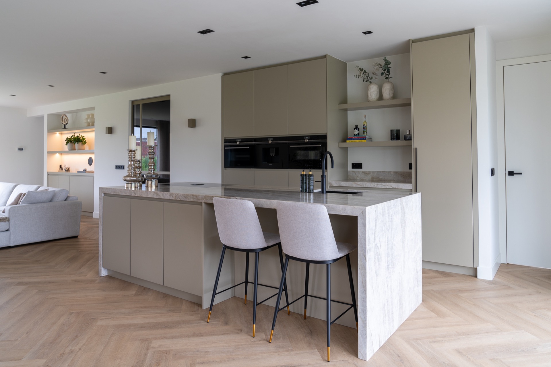 cucina luminosa: cucina moderna luminosa con grande isola e piano in pietra naturale, Luxury, Design, Exclusive, Modern, Custom Made, Special, Beautiful