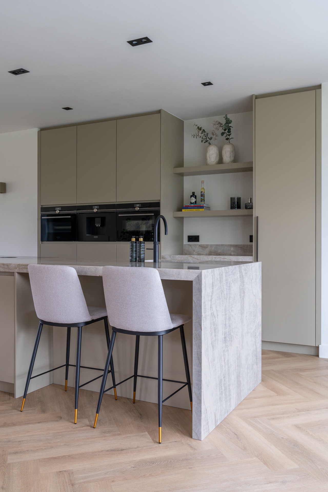 Cucina luminosa con isola e piano in pietra naturale, design minimalista in colori pastello., Luxury, Design, Exclusive, Modern, Custom Made, Special, Beautiful