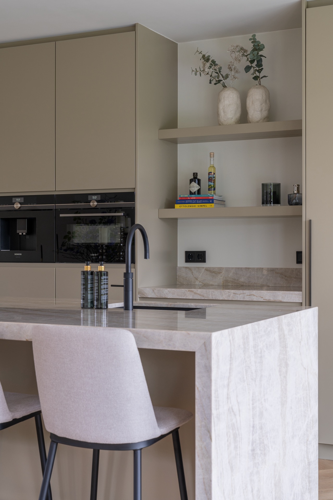 cucina luminosa: inquadratura ravvicinata di piano in pietra naturale e ante di cucina opache in cucina moderna, Luxury, Design, Exclusive, Modern, Custom Made, Special, Beautiful