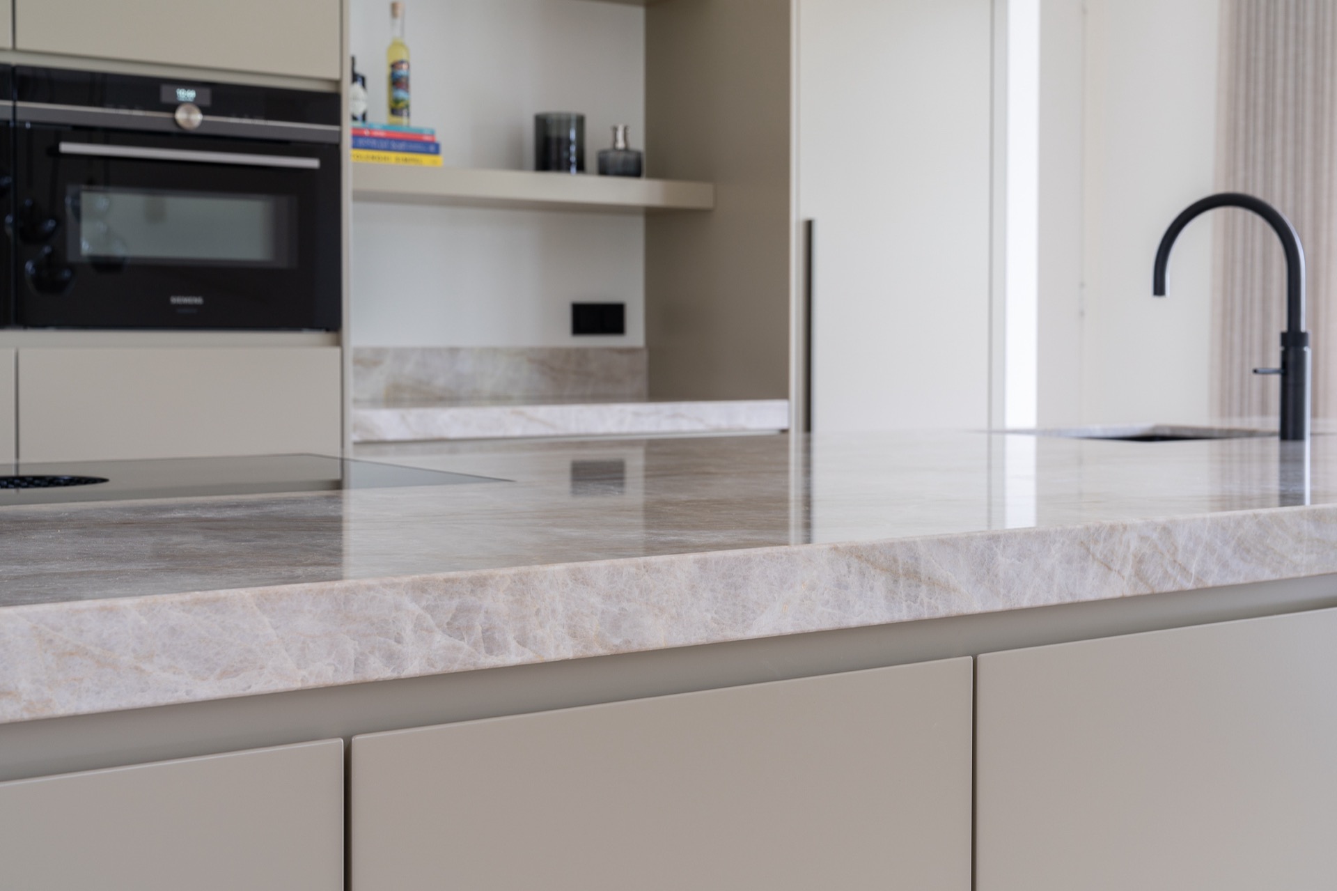 cucina luminosa: piano cottura in vetro integrato in cucina moderna., Luxury, Design, Exclusive, Modern, Custom Made, Special, Beautiful