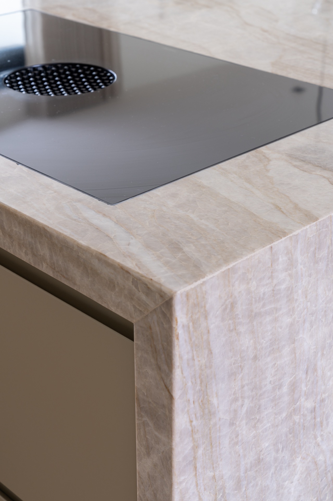 cucina luminosa: grande isola cucina con piano in stile marmo chiaro., Luxury, Design, Exclusive, Modern, Custom Made, Special, Beautiful