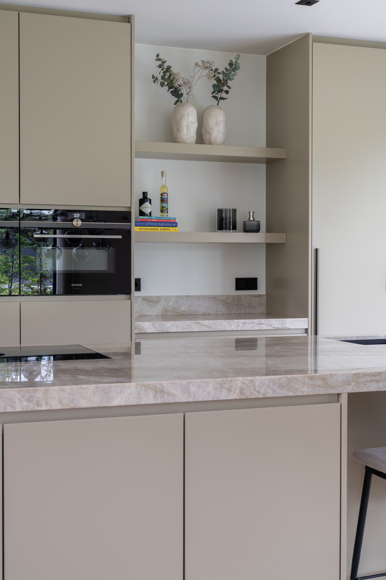 cucina luminosa: cucina moderna con vasi decorativi su mensola., Luxury, Design, Exclusive, Modern, Custom Made, Special, Beautiful