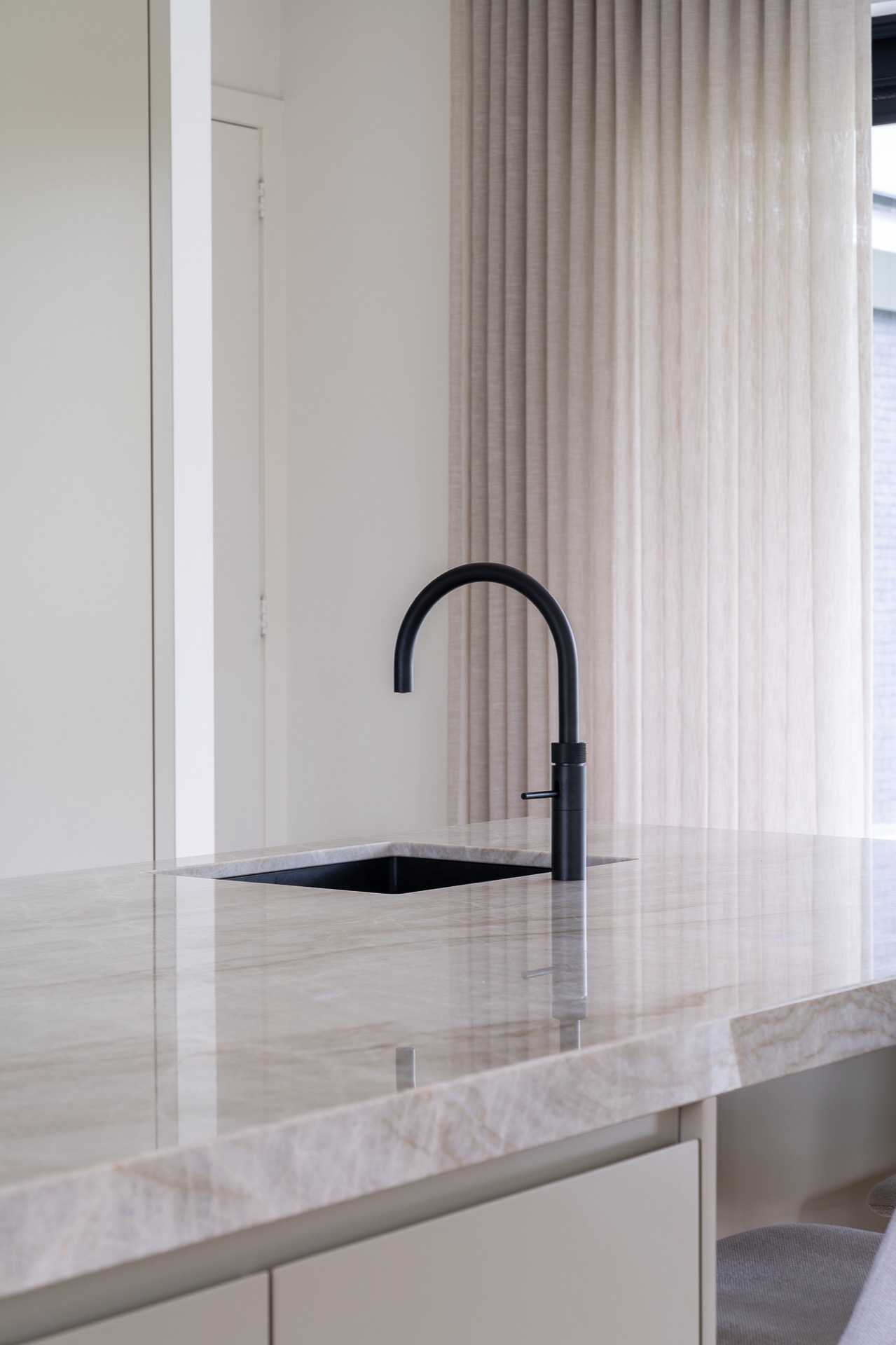 cucina luminosa: cucina moderna con piano in pietra naturale e rubinetto nero, interno luminoso., Luxury, Design, Exclusive, Modern, Custom Made, Special, Beautiful