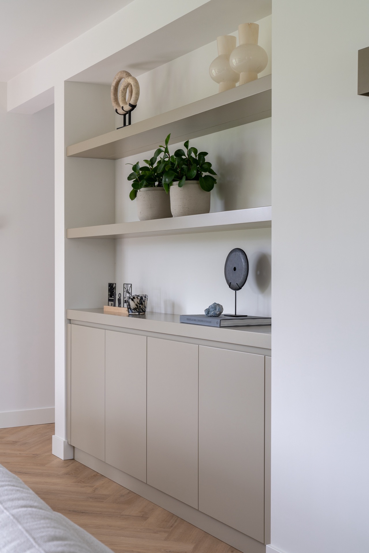 cucina luminosa: armadio moderno leggero con decorazioni e mensole, design minimalista., Luxury, Design, Exclusive, Modern, Custom Made, Special, Beautiful