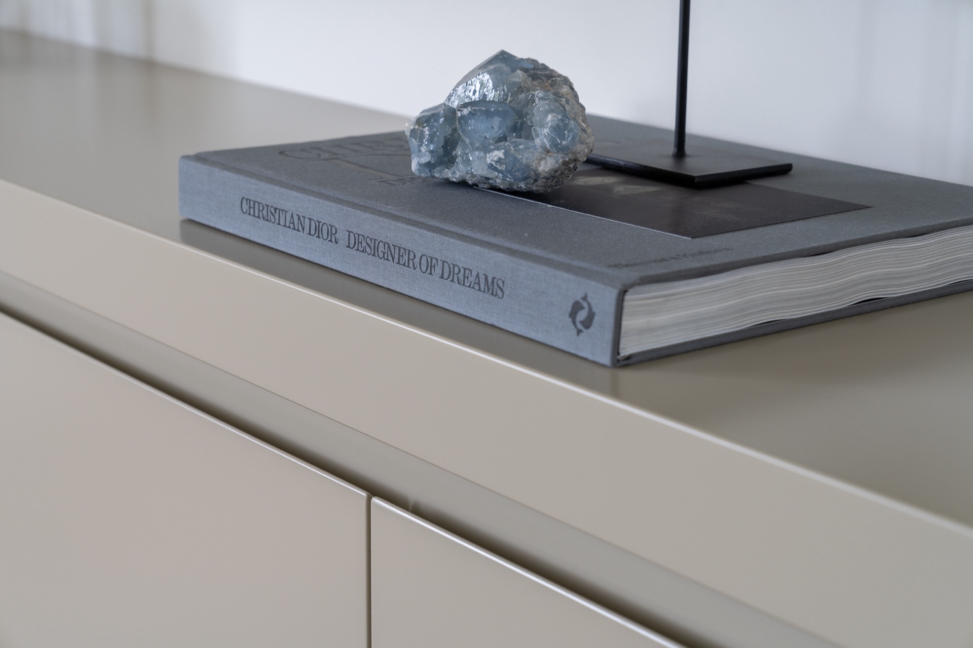 cucina luminosa: decorazione con pietra e libri, minimalista e naturale., Luxury, Design, Exclusive, Modern, Custom Made, Special, Beautiful