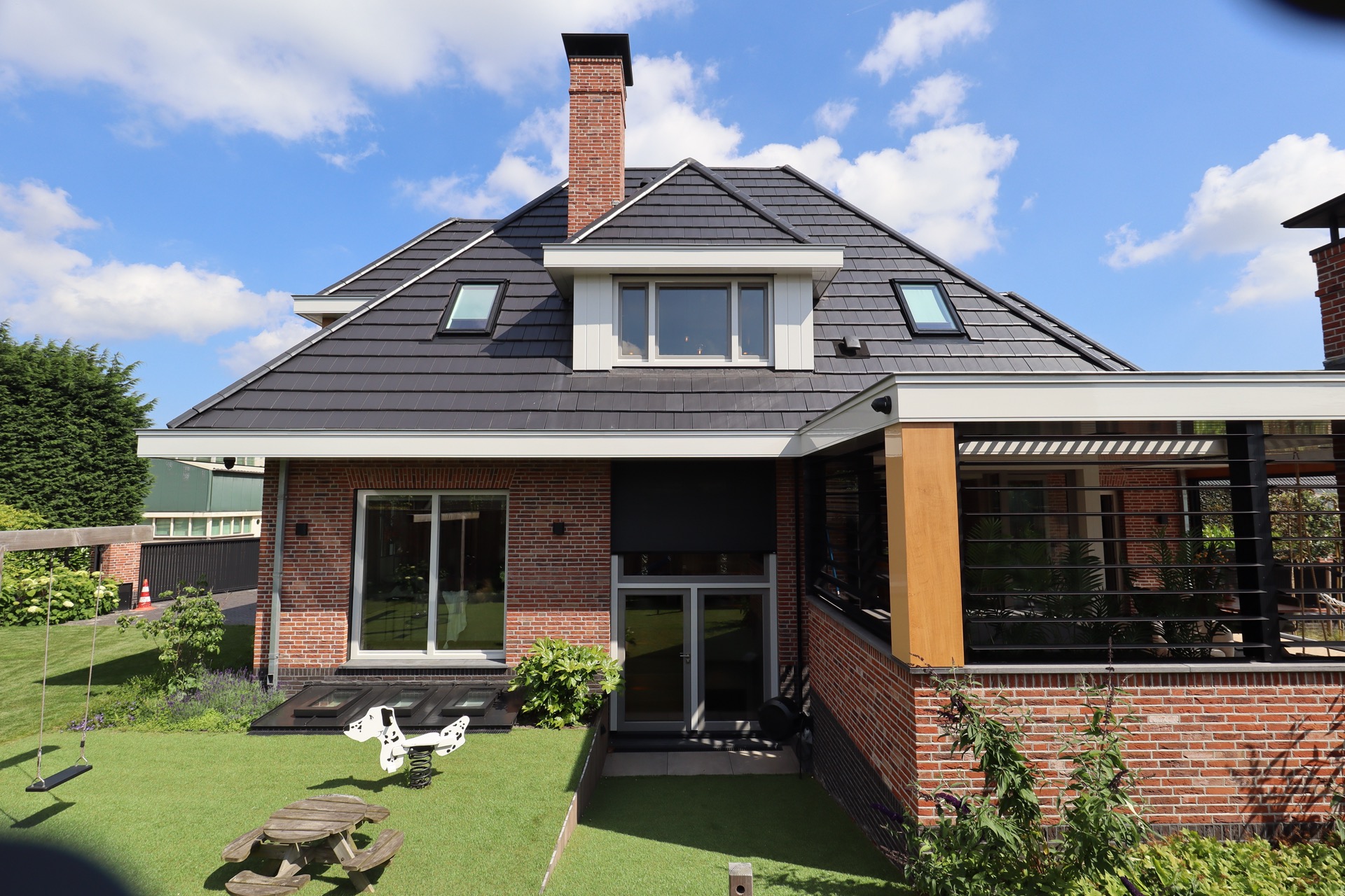 estensione esterna di lusso: casa con facciata in mattoni, tetto in tegole e veranda in paglia, stile rurale, Luxury, Design, Exclusive, Modern, Custom Made, Special, Beautiful