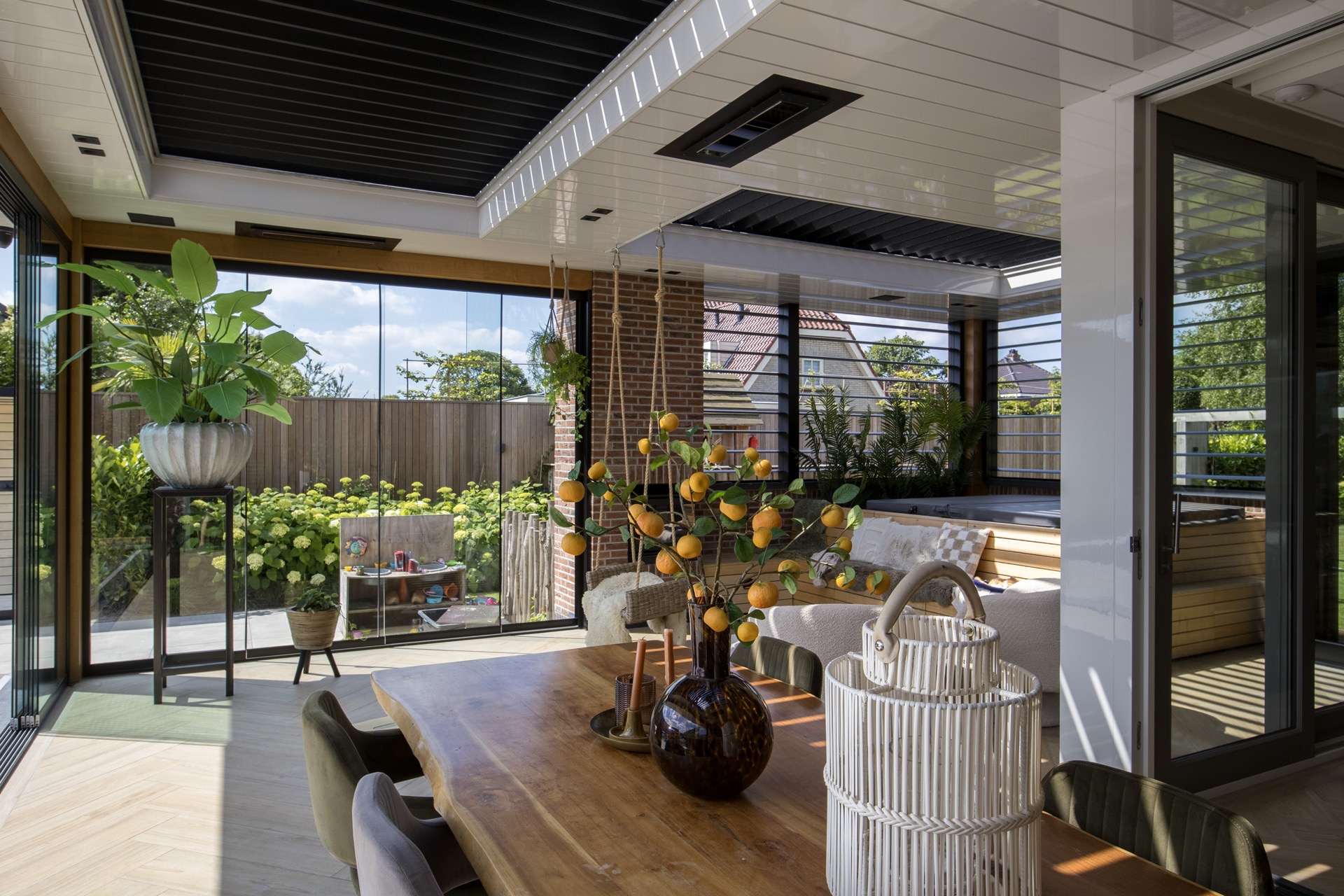 estensione esterna di lusso: spazio soggiorno luminoso con tavolo e vista sul giardino, molte piante e materiali naturali, Luxury, Design, Exclusive, Modern, Custom Made, Special, Beautiful