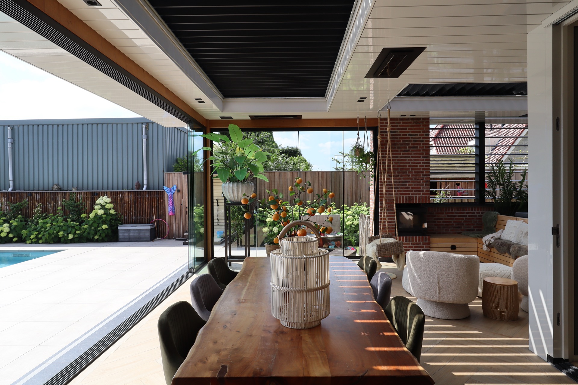estensione esterna di lusso: terrazza moderna con mobili e vista sul giardino, porte scorrevoli e lamelle sul soffitto, Luxury, Design, Exclusive, Modern, Custom Made, Special, Beautiful