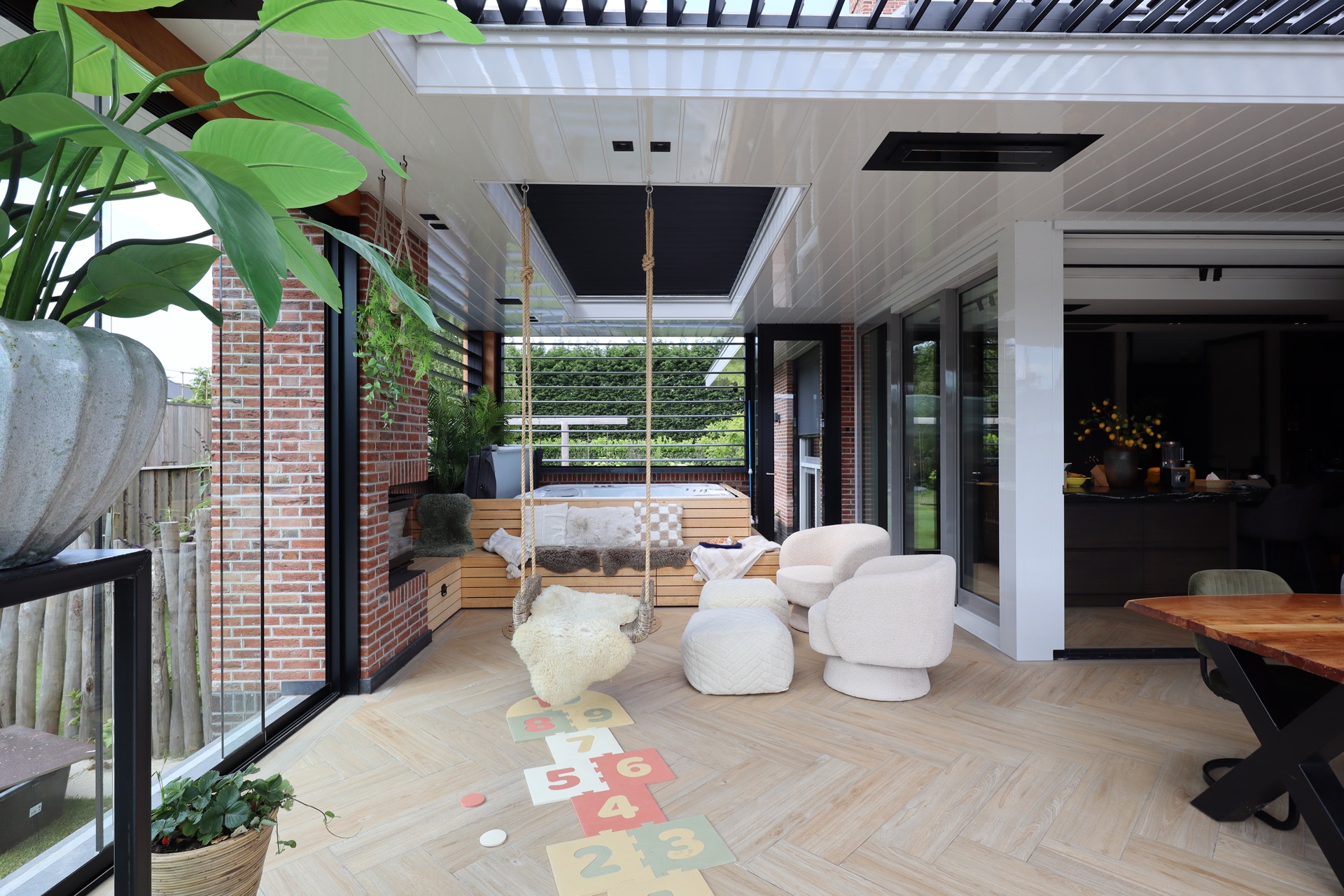 estensione esterna di lusso: veranda con porte scorrevoli in vetro e vista sul giardino, Luxury, Design, Exclusive, Modern, Custom Made, Special, Beautiful
