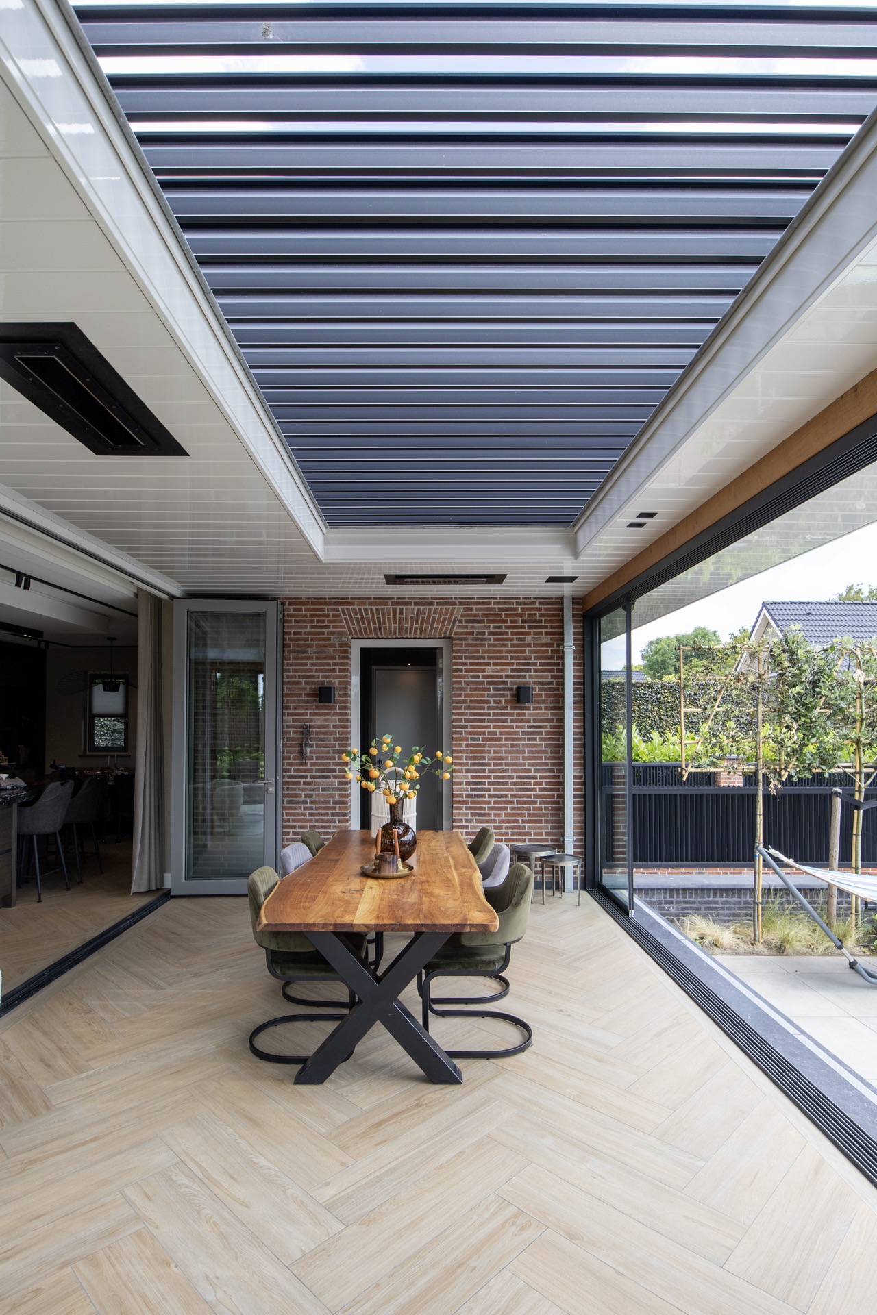 estensione esterna di lusso: sala da pranzo moderna con pavimento in legno e grandi porte scorrevoli in vetro per luce, Luxury, Design, Exclusive, Modern, Custom Made, Special, Beautiful