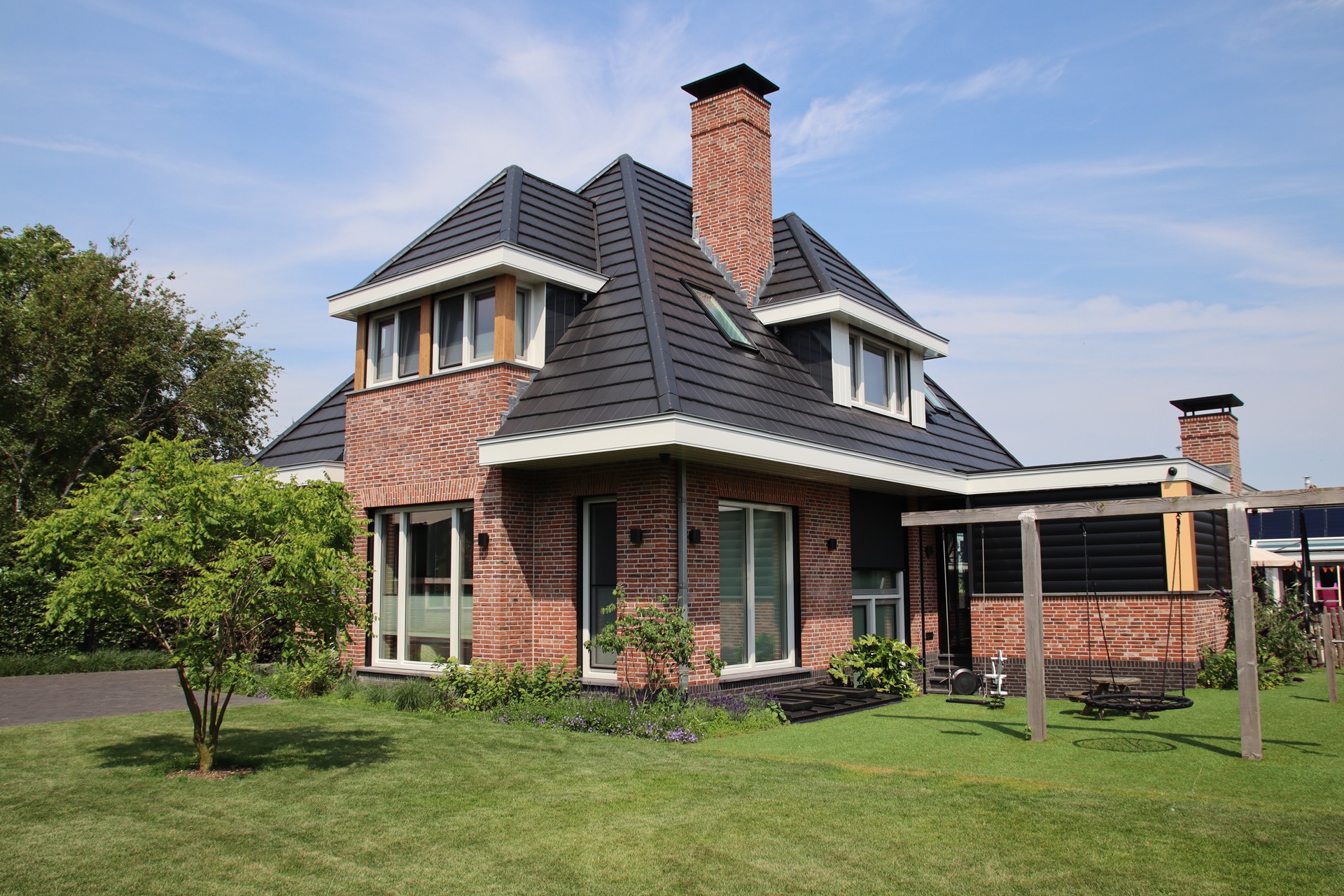 estensione esterna di lusso: facciata di casa con grandi finestre, persiane e giardino, moderna e funzionale, Luxury, Design, Exclusive, Modern, Custom Made, Special, Beautiful