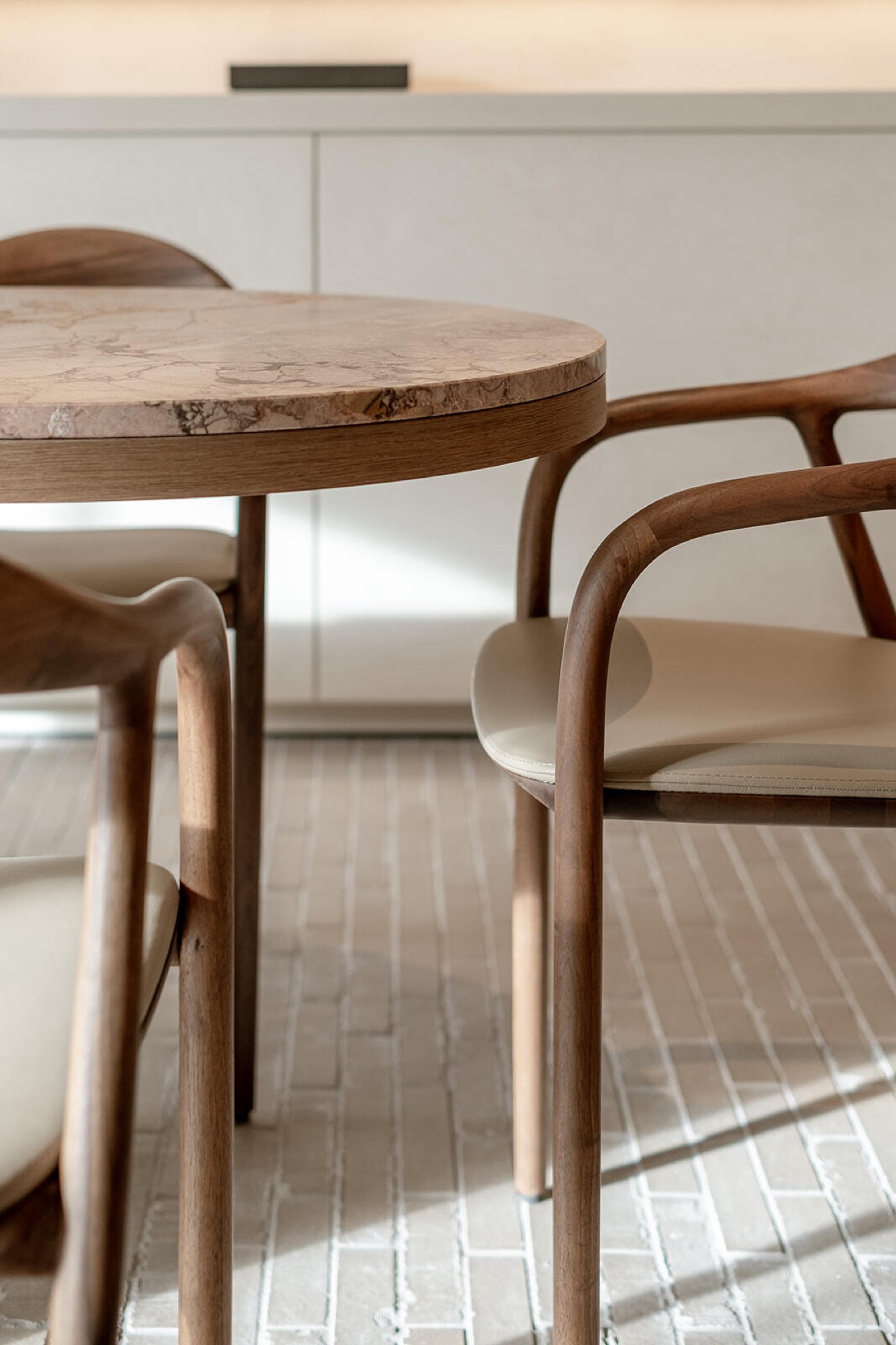 Interni in marmo: tavolo rotondo in marmo con sedie di legno in una sala da pranzo moderna, Luxury, Design, Exclusive, Modern, Custom Made, Special, Beautiful