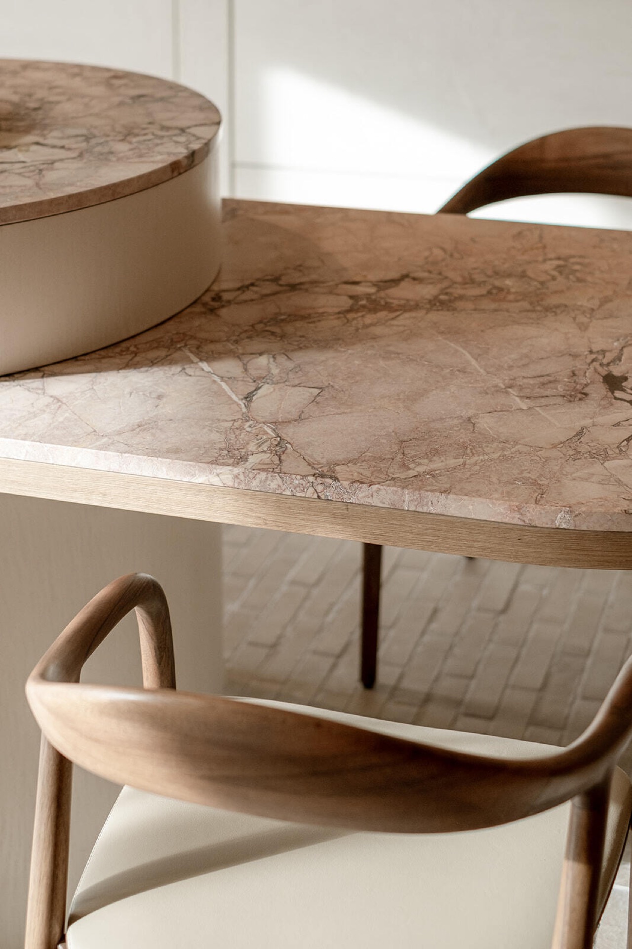 Interni in marmo: tavolo con cima in marmo e bordo rotondo, gambe in legno, Luxury, Design, Exclusive, Modern, Custom Made, Special, Beautiful
