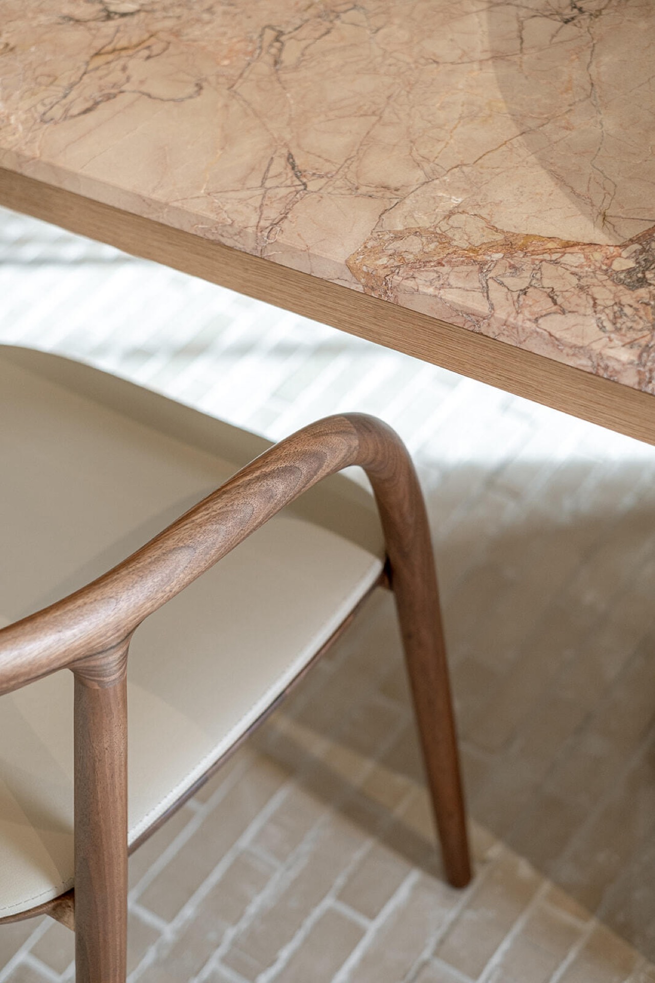 Interni in marmo: ripresa ravvicinata di superficie in marmo con dettaglio in legno in interno, Luxury, Design, Exclusive, Modern, Custom Made, Special, Beautiful