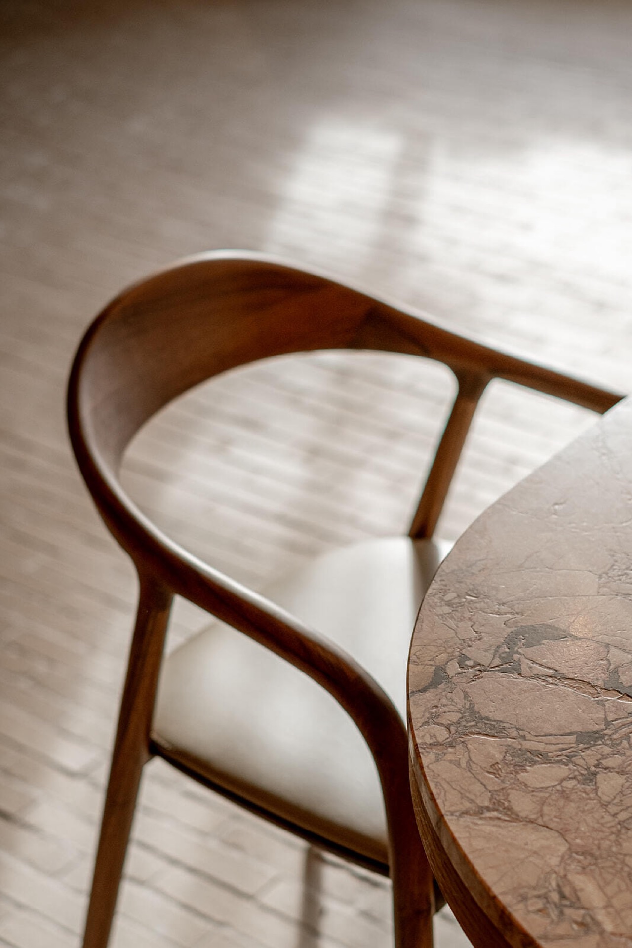 Interni in marmo: sedia in legno e tavolo in marmo nella sala da pranzo, interno caldo, Luxury, Design, Exclusive, Modern, Custom Made, Special, Beautiful
