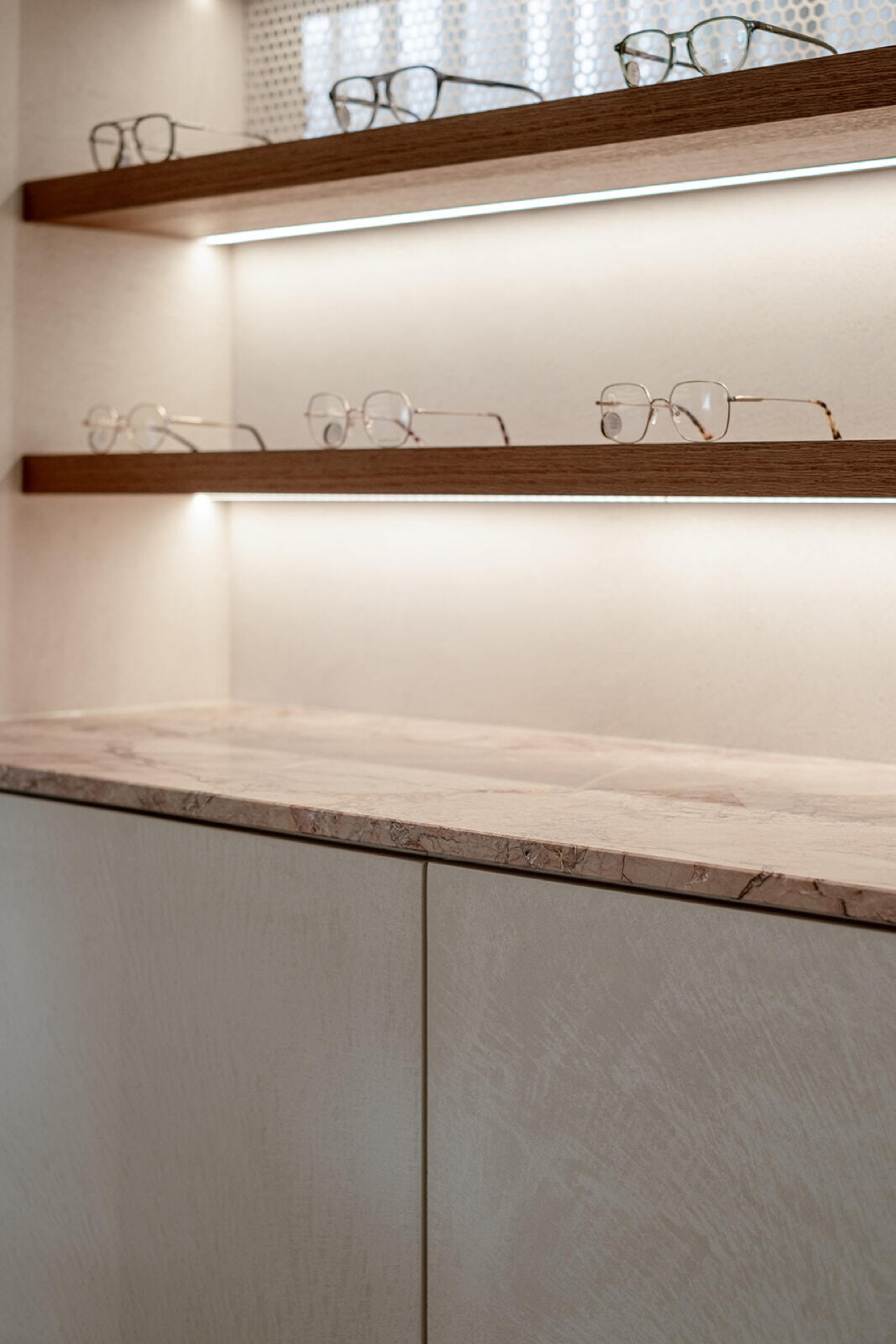 Interni in marmo: sedia in legno e tavolo in marmo nella sala da pranzo, interno caldo, Luxury, Design, Exclusive, Modern, Custom Made, Special, Beautiful