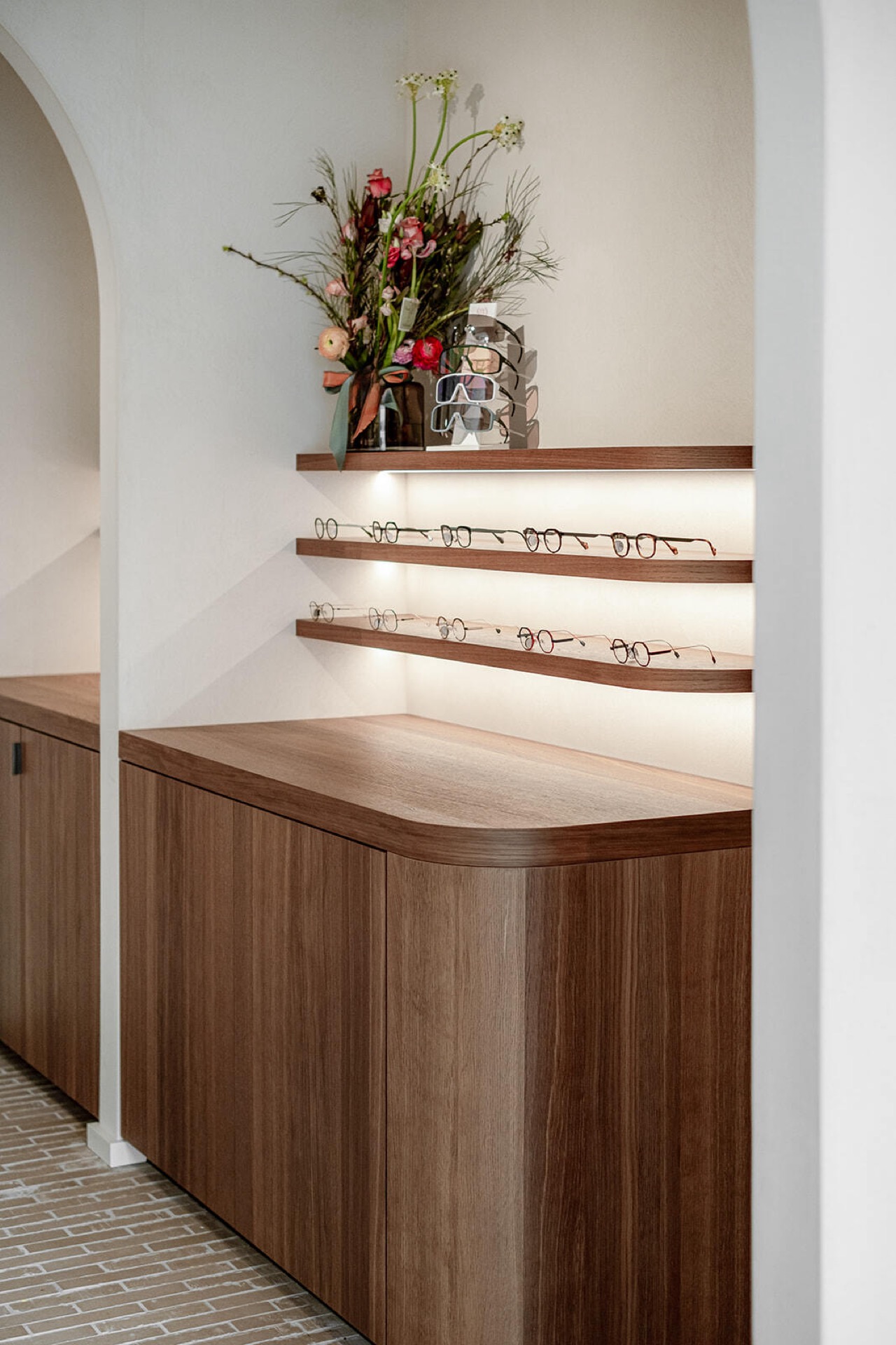 Interni in marmo: fiori e occhiali su una mensola di legno all'interno del negozio, Luxury, Design, Exclusive, Modern, Custom Made, Special, Beautiful