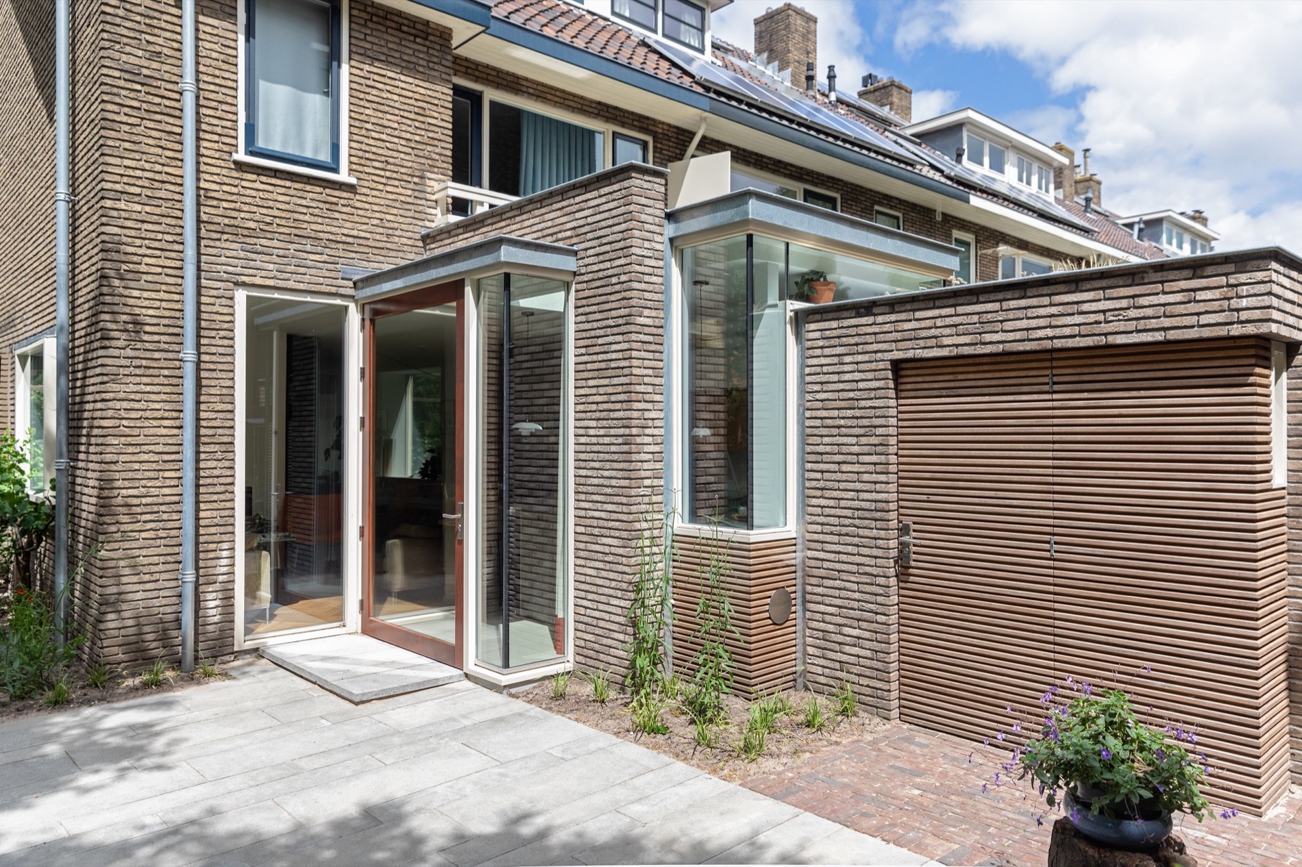 ampliamento casa moderno: porta moderna con vetro e legno in facciata in mattoni, Luxury, Design, Exclusive, Modern, Custom Made, Special, Beautiful