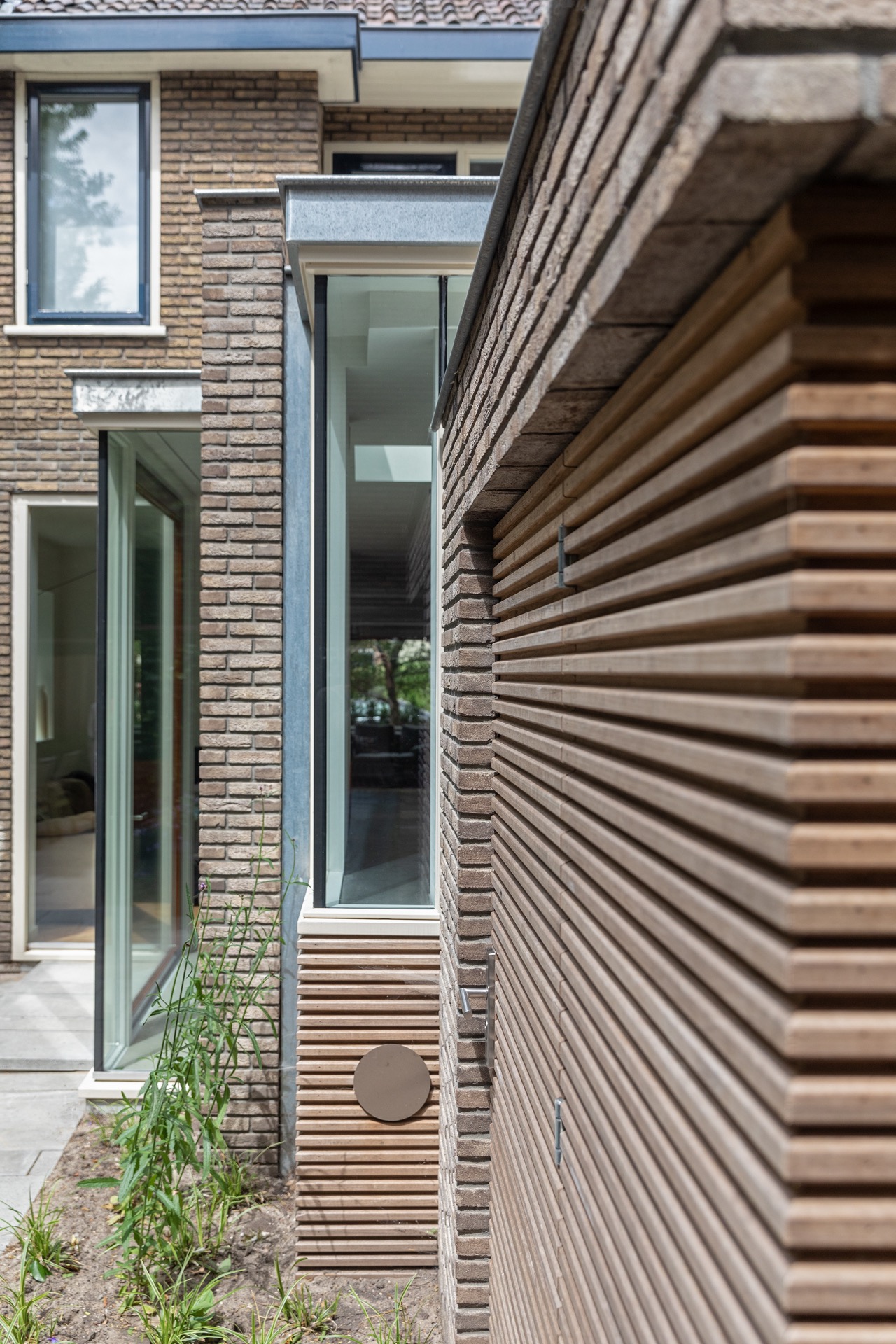ampliamento casa moderno: facciata con listelli di legno orizzontali e muro in mattoni, Luxury, Design, Exclusive, Modern, Custom Made, Special, Beautiful