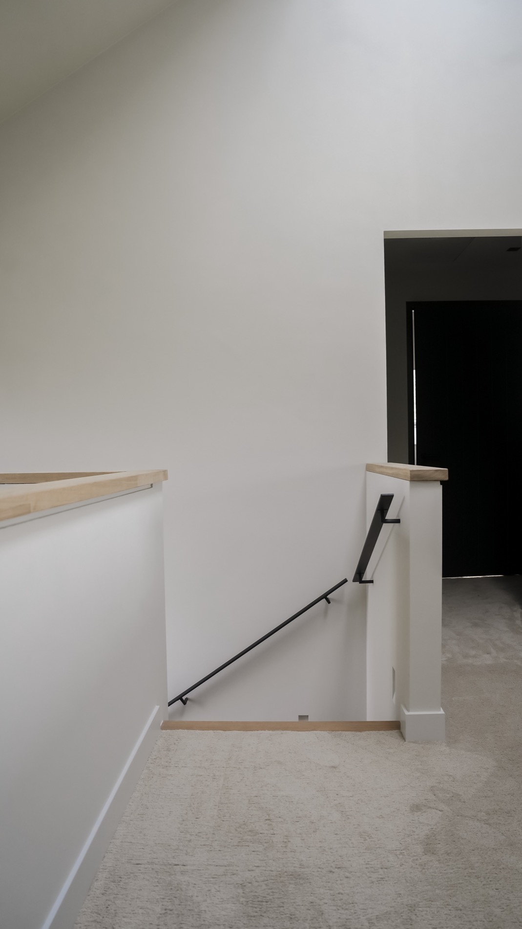 scala interna moderna: scala interna con gradini in legno e ringhiera in metallo nero, interni minimalisti, Luxury, Design, Exclusive, Modern, Custom Made, Special, Beautiful