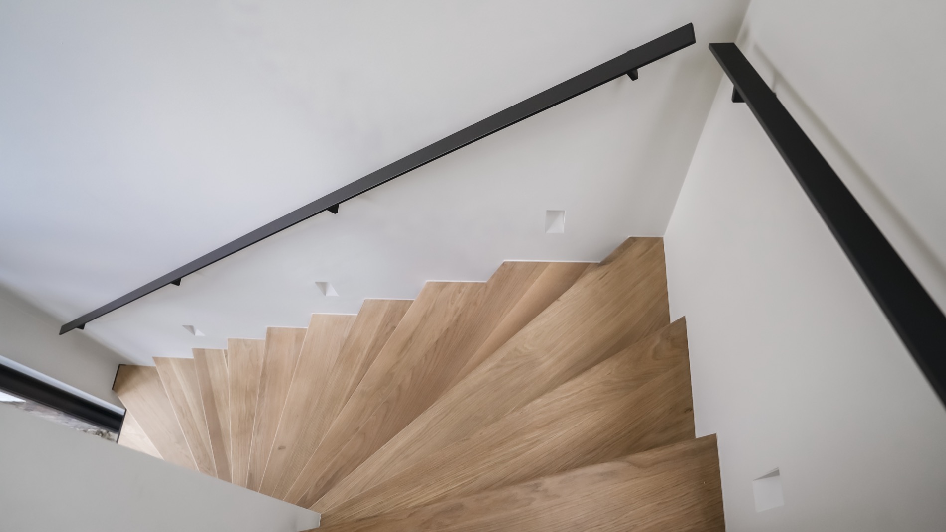 scala interna moderna: scala con gradini in legno e corrimano in metallo nero in ambiente luminoso., Luxury, Design, Exclusive, Modern, Custom Made, Special, Beautiful