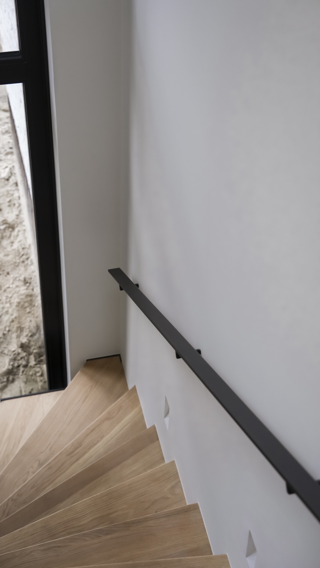 scala interna moderna: dettaglio della ringhiera in metallo nero e spazio minimalista., Luxury, Design, Exclusive, Modern, Custom Made, Special, Beautiful