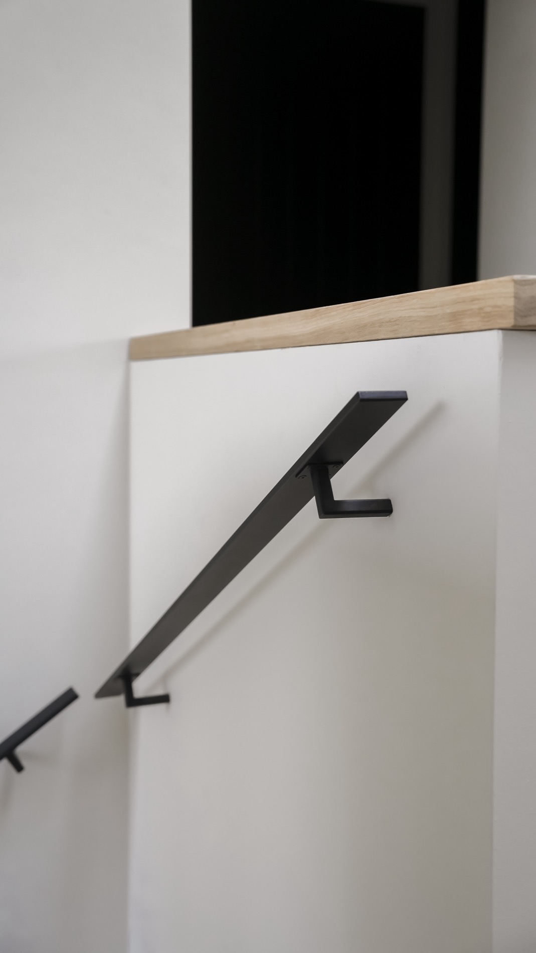 scala interna moderna: dettaglio della ringhiera in metallo nero e area scala bianca., Luxury, Design, Exclusive, Modern, Custom Made, Special, Beautiful