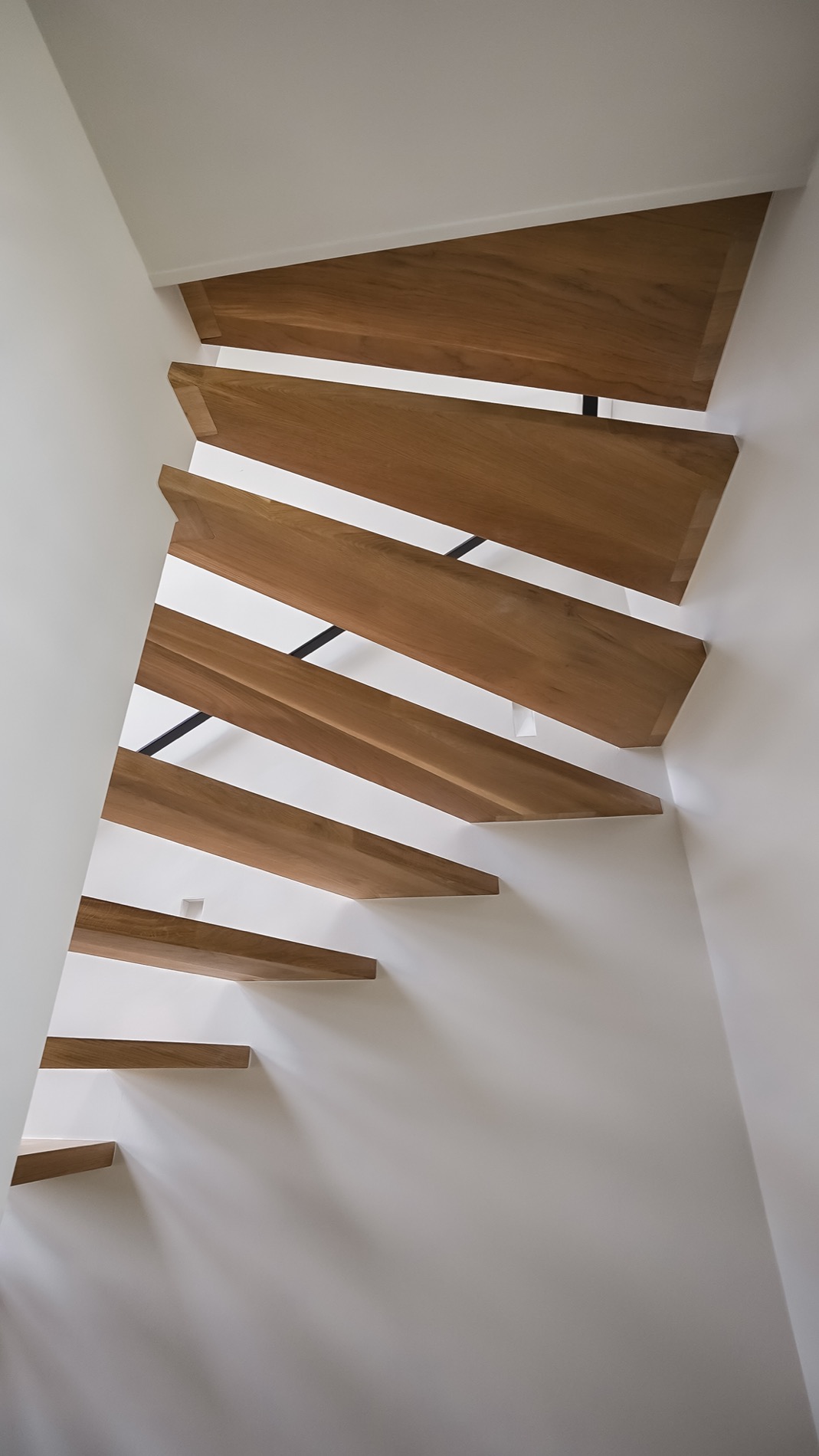 scala interna moderna: scala moderna in legno con corrimano in acciaio nero in interni., Luxury, Design, Exclusive, Modern, Custom Made, Special, Beautiful