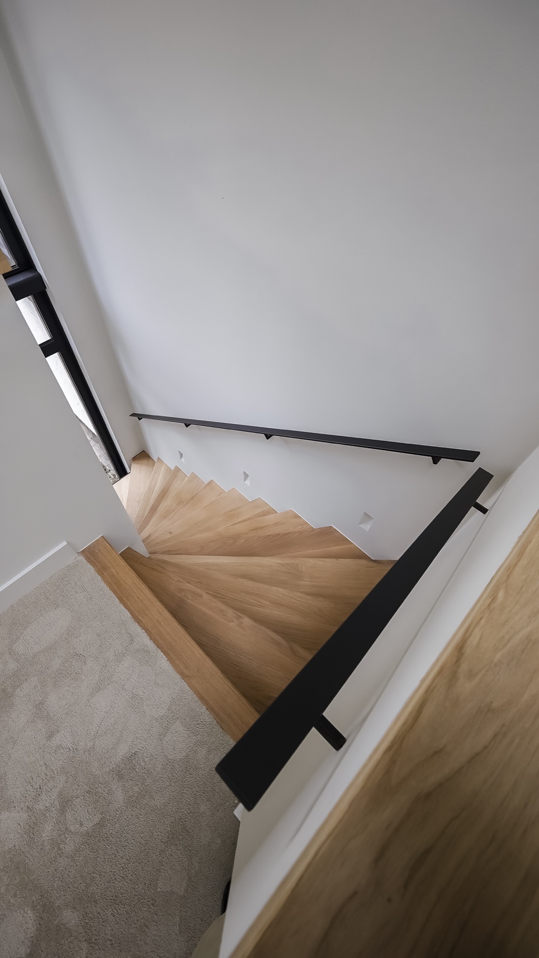 scala interna moderna: scala interna con gradini in legno e corrimano nero, design moderno, Luxury, Design, Exclusive, Modern, Custom Made, Special, Beautiful