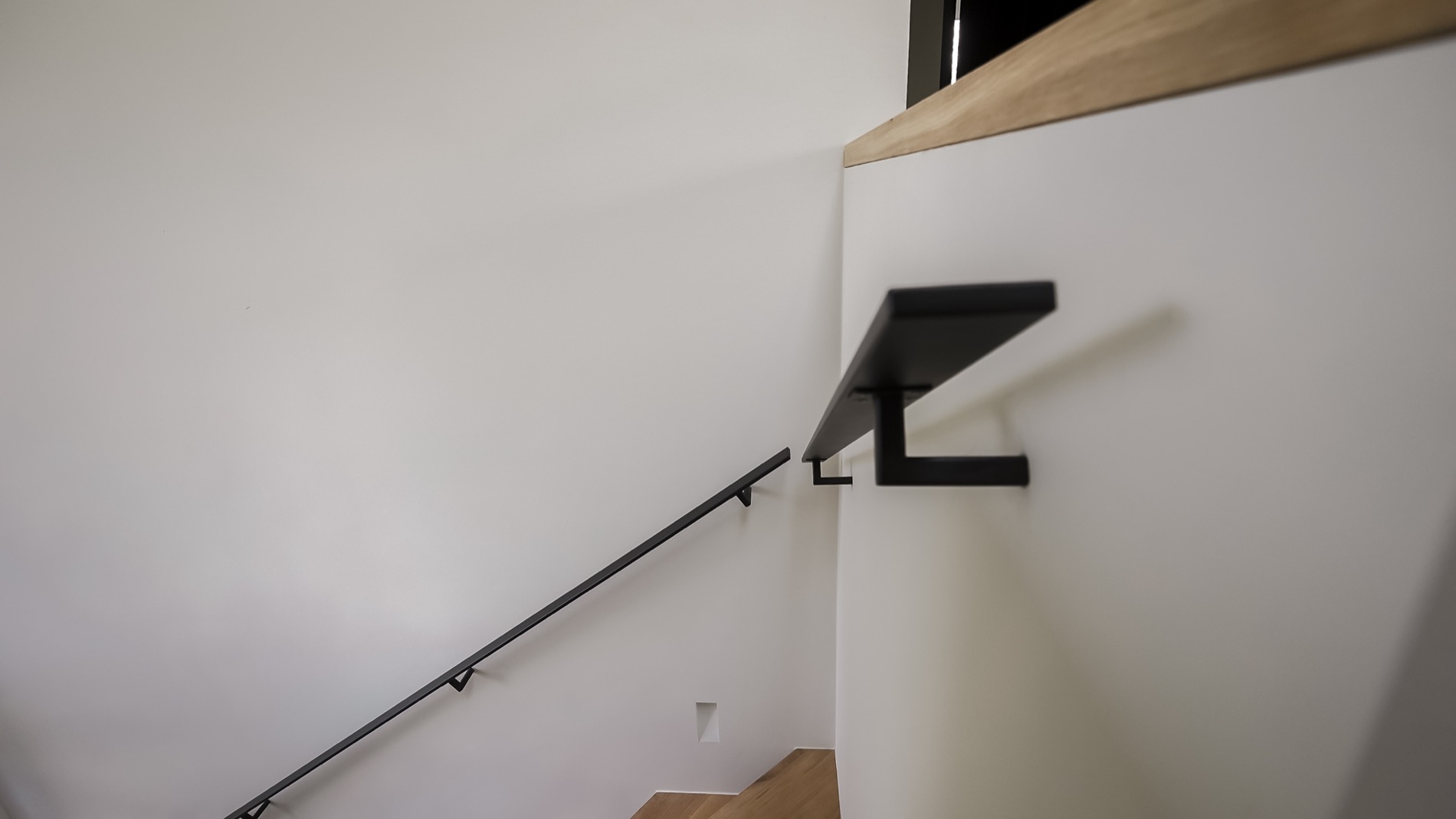 scala interna moderna: scala in legno con corrimano nero lungo parete, interno., Luxury, Design, Exclusive, Modern, Custom Made, Special, Beautiful