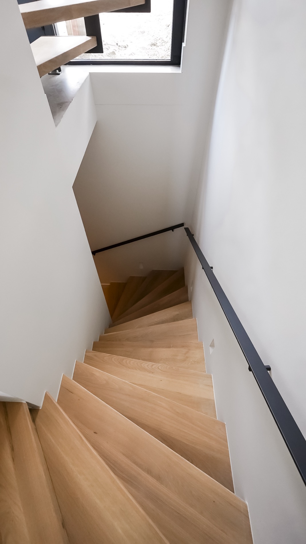 scala interna moderna: vista di una scala interna in legno con gradini aperti e manico nero, Luxury, Design, Exclusive, Modern, Custom Made, Special, Beautiful