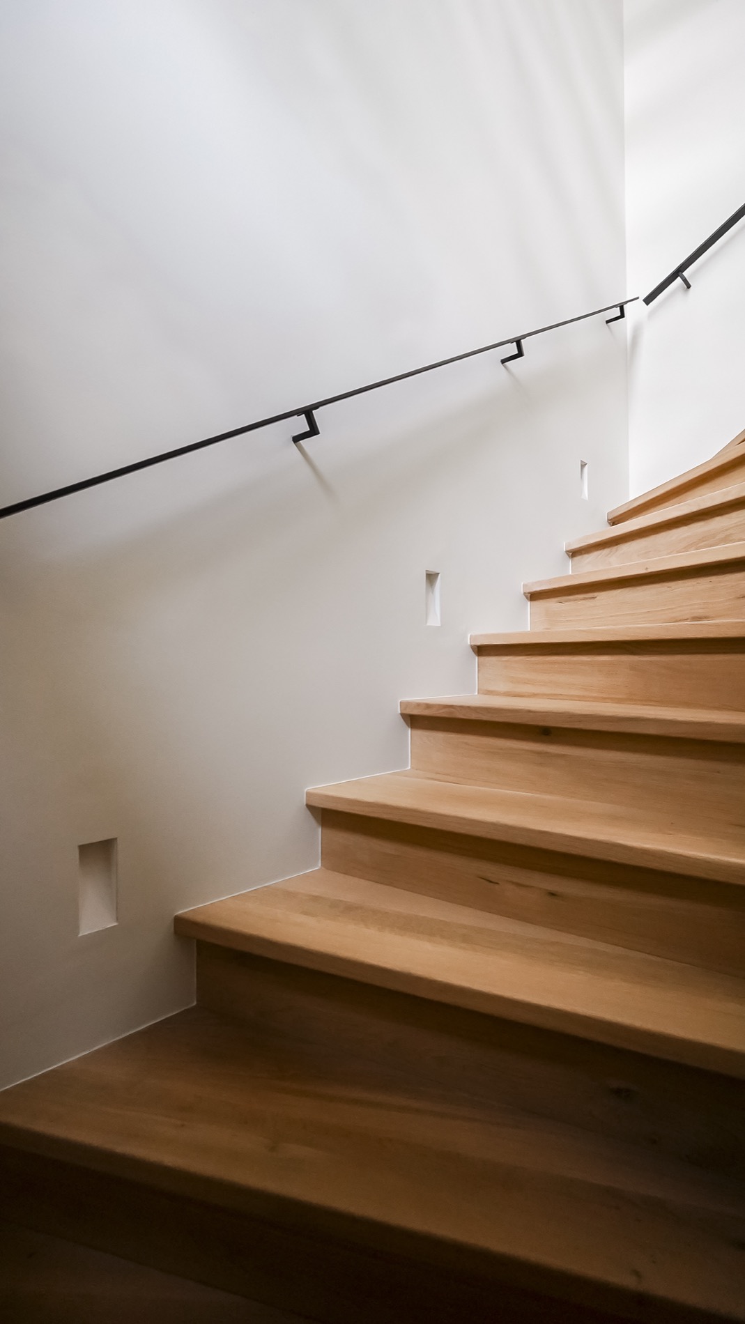 scala interna moderna: vista dall'alto di una scala in legno con ringhiera nera e gradini aperti, Luxury, Design, Exclusive, Modern, Custom Made, Special, Beautiful