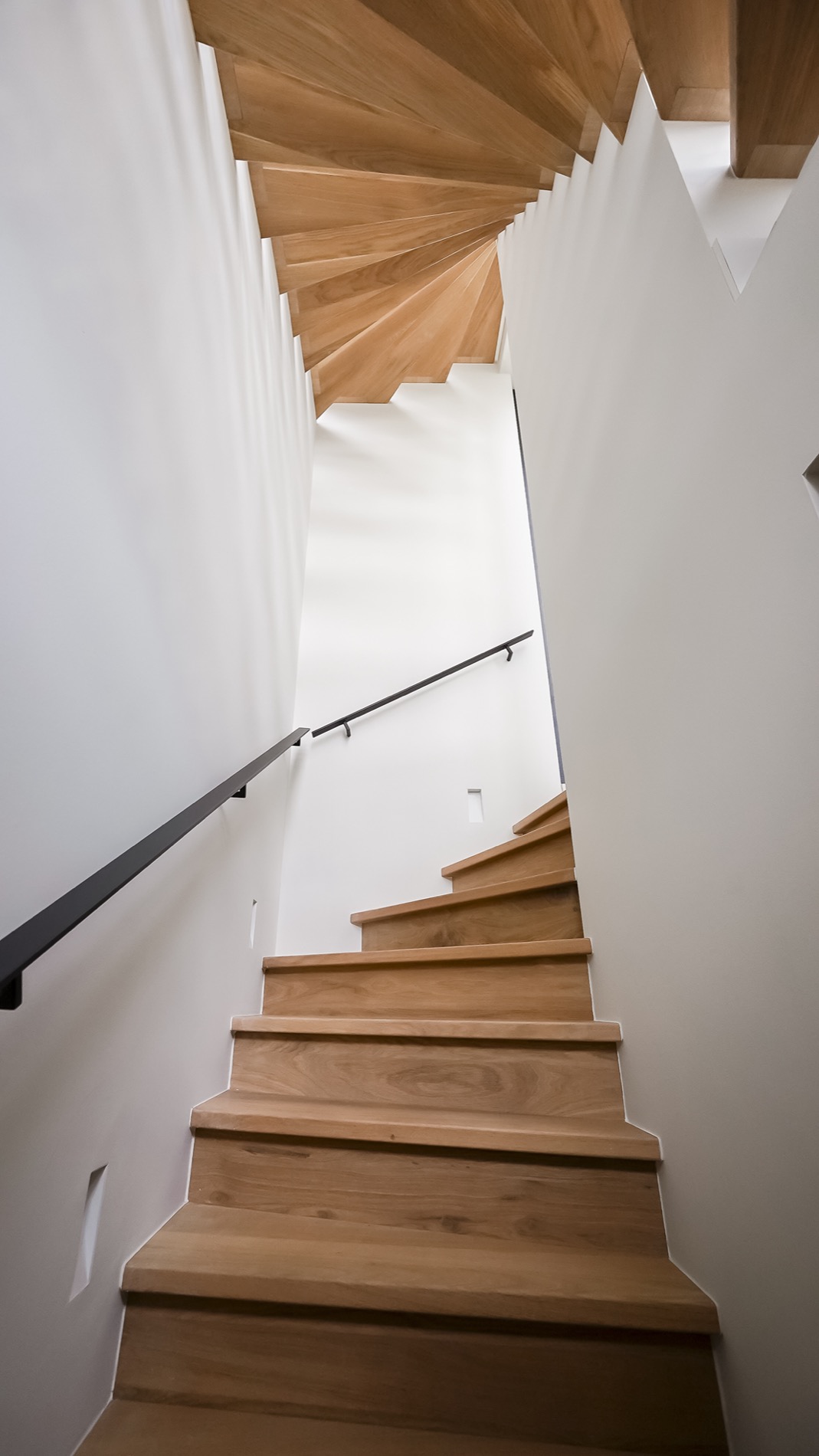 scala interna moderna: scala con gradini aperti e ringhiera nera che scende, Luxury, Design, Exclusive, Modern, Custom Made, Special, Beautiful