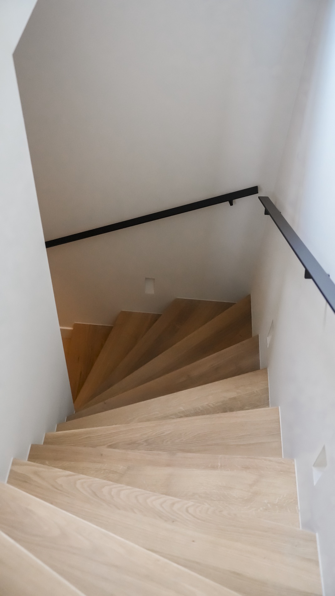 scala interna moderna: vista dall'alto di una moderna scala in legno con corrimano in metallo nero., Luxury, Design, Exclusive, Modern, Custom Made, Special, Beautiful