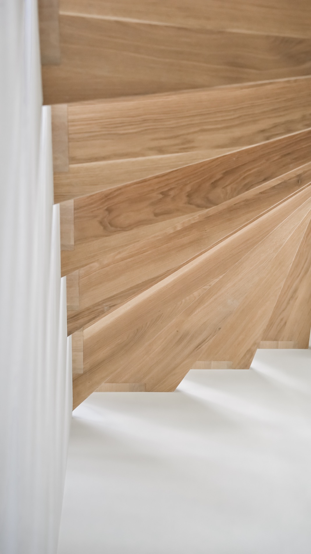scala interna moderna: scala in uso, vista dall'alto verso la porta., Luxury, Design, Exclusive, Modern, Custom Made, Special, Beautiful