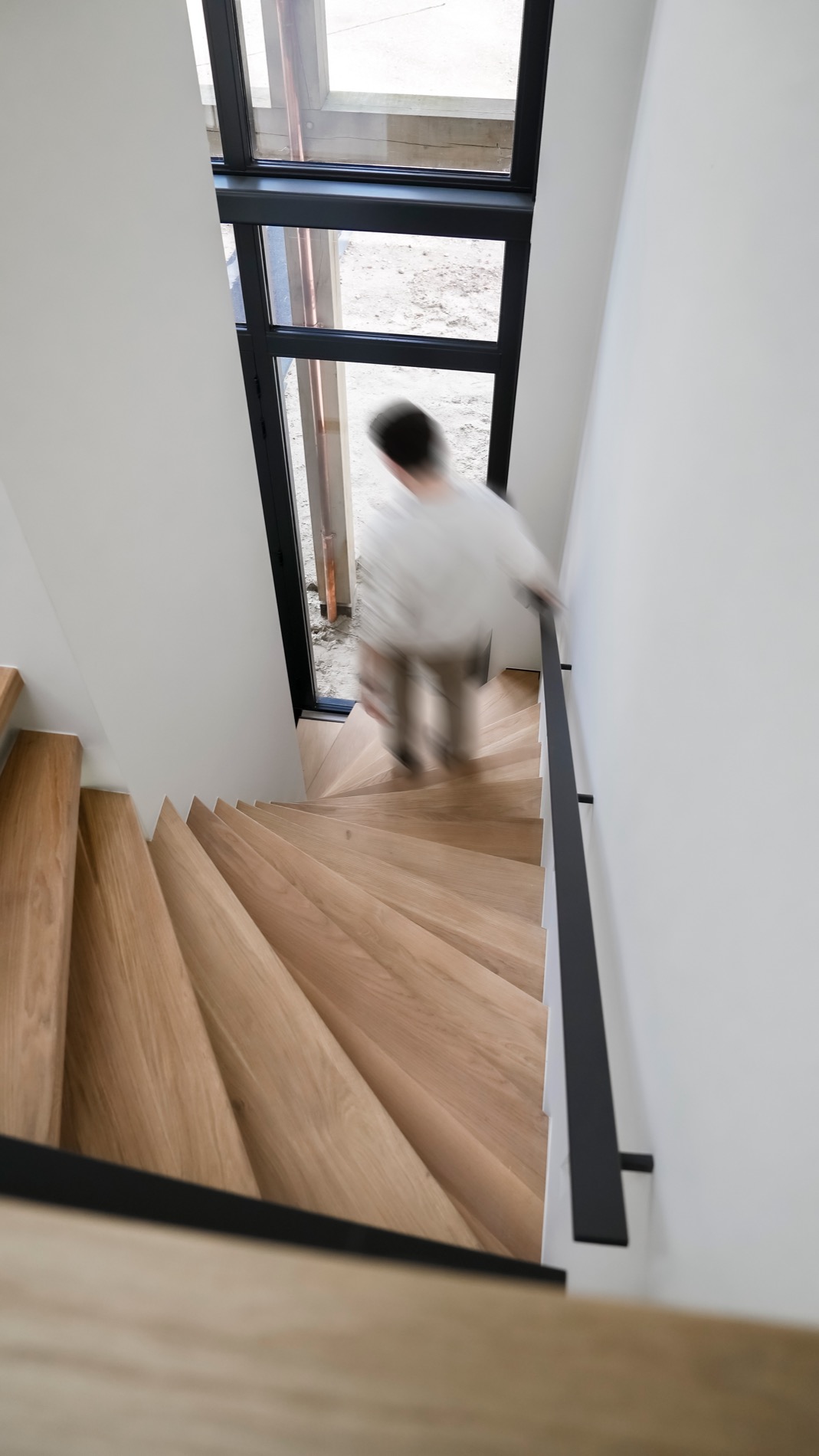 scala interna moderna: scala moderna in legno con ringhiera in acciaio nel vano scale., Luxury, Design, Exclusive, Modern, Custom Made, Special, Beautiful