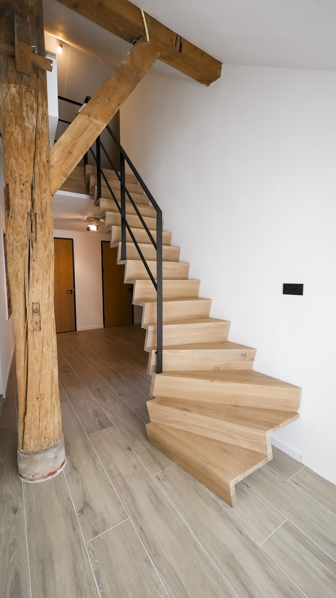 scala in legno rustico: scala in rovere rustico con ringhiera in metallo nell’interno, Luxury, Design, Exclusive, Modern, Custom Made, Special, Beautiful