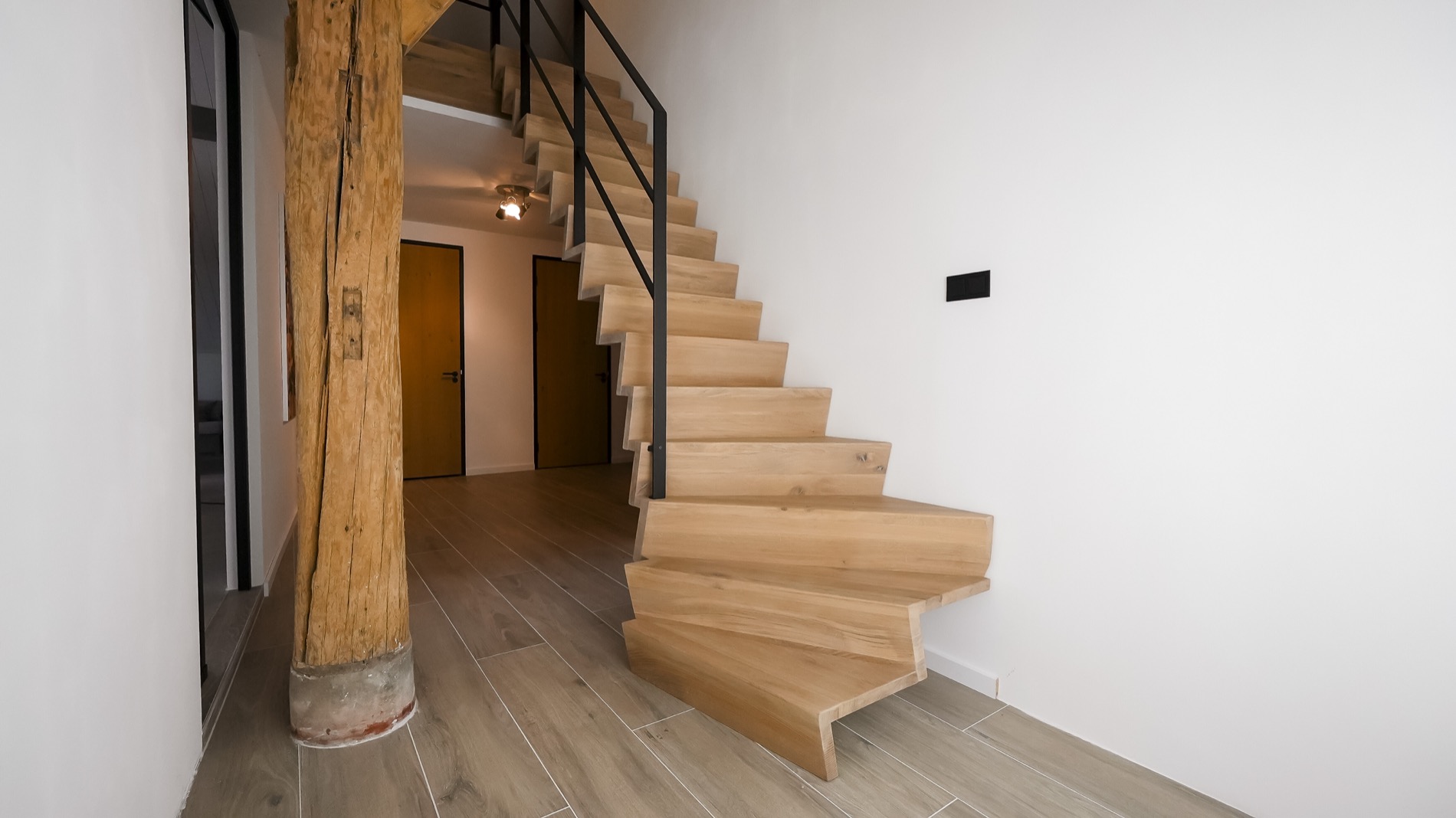 scala in legno rustico: vista frontale della scala in legno con ringhiera in metallo nell’interno, Luxury, Design, Exclusive, Modern, Custom Made, Special, Beautiful