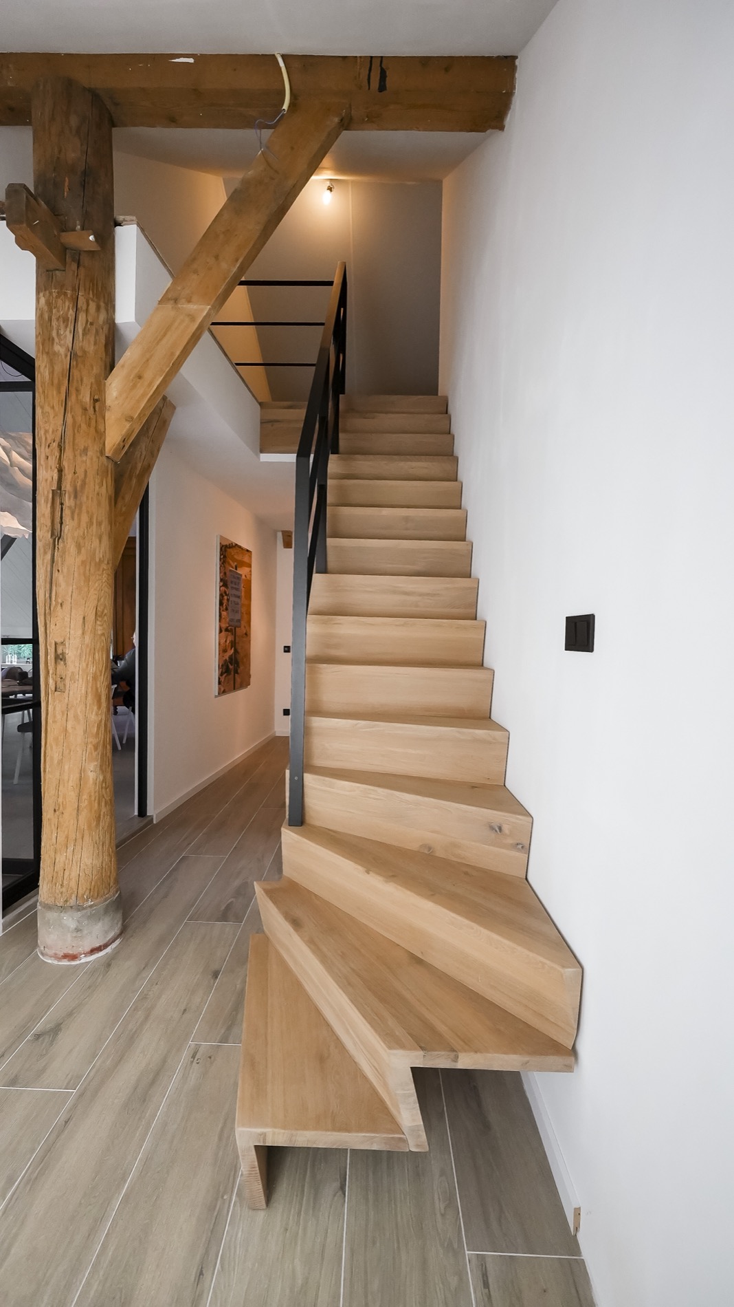 scala in legno rustico: scala interna bassa con gradini in legno rustico e ringhiera in metallo, Luxury, Design, Exclusive, Modern, Custom Made, Special, Beautiful