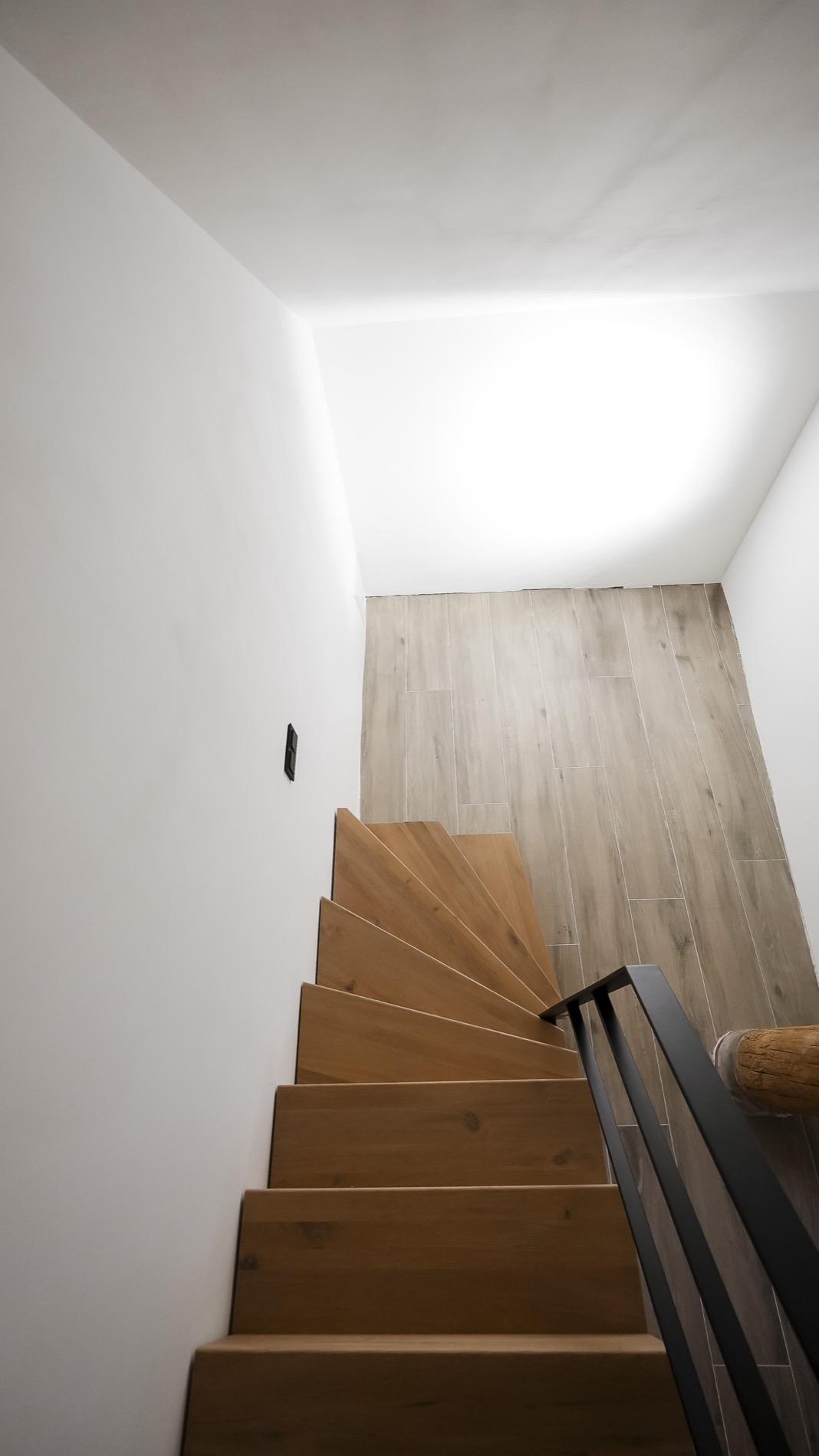 scala in legno rustico: parte inferiore della scala in legno con pavimento in piastrelle effetto legno, Luxury, Design, Exclusive, Modern, Custom Made, Special, Beautiful