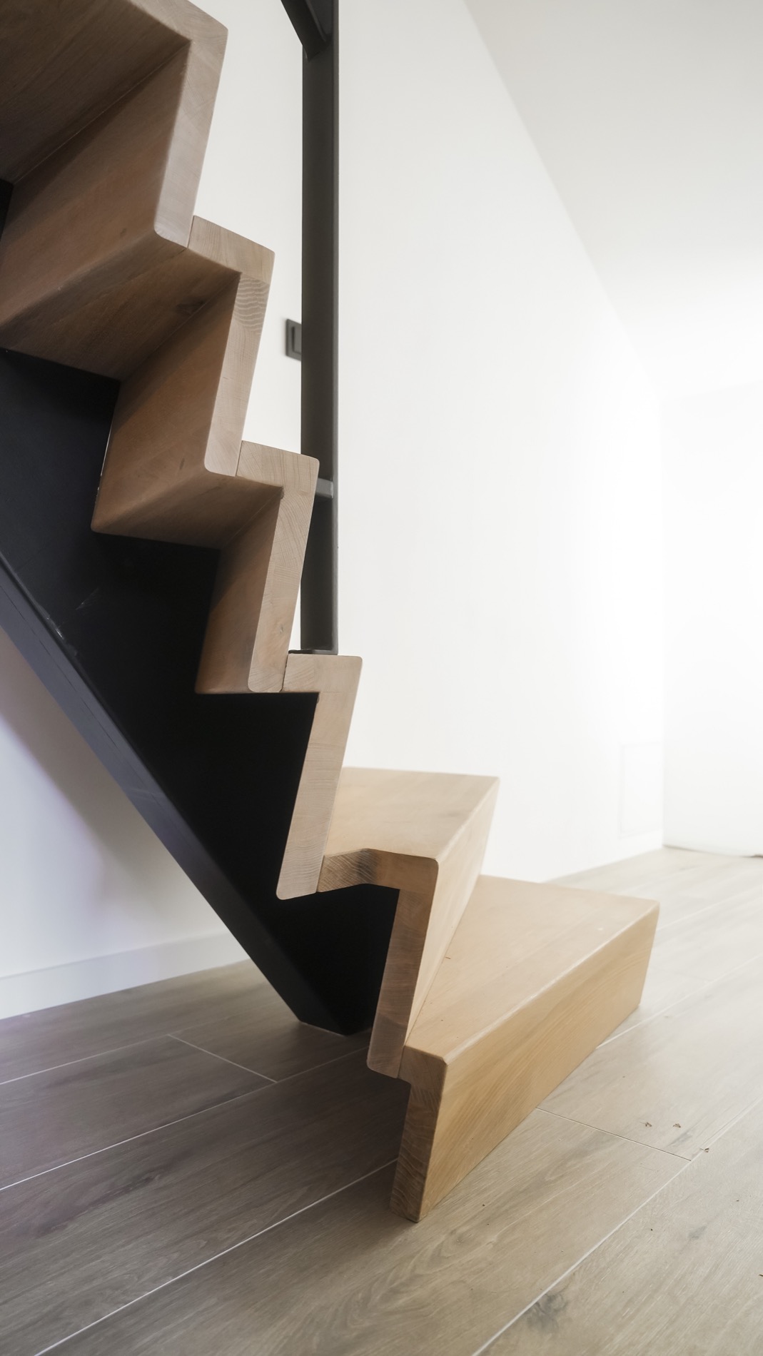 scala in legno rustico: scala moderna in legno con corrimano in metallo in area scalea, Luxury, Design, Exclusive, Modern, Custom Made, Special, Beautiful