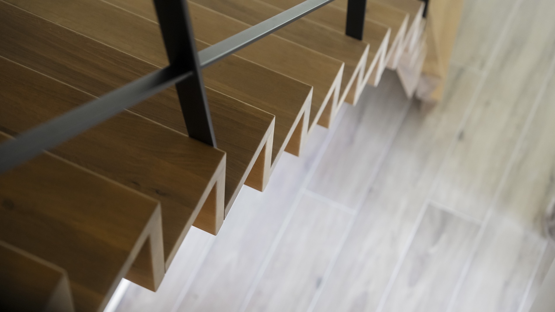 scala in legno rustico: gradini della scala in legno con corrimano in metallo in interno moderno, Luxury, Design, Exclusive, Modern, Custom Made, Special, Beautiful