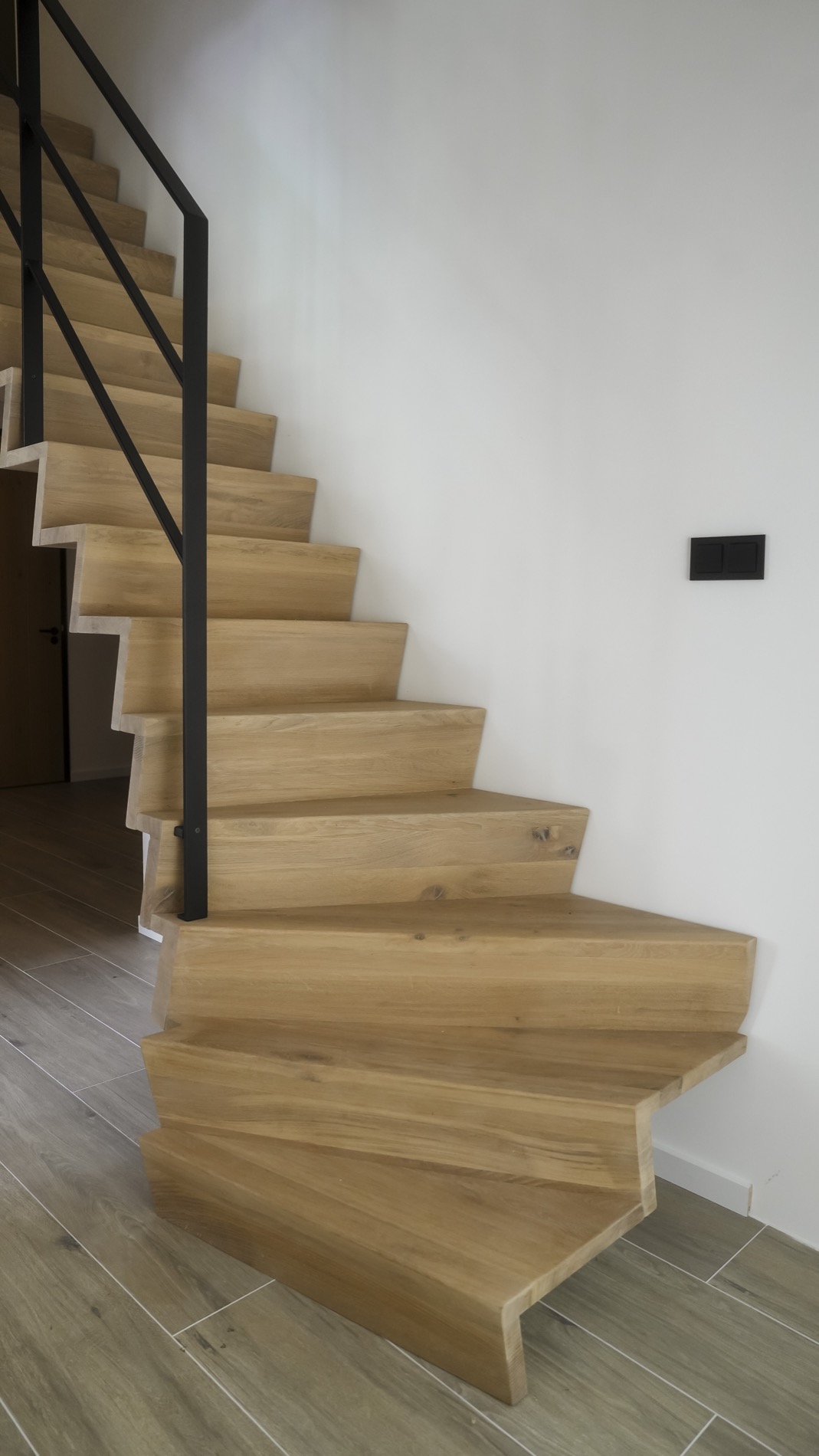 scala in legno rustico: scale in rovere rustico con corrimano in metallo nero, stile moderno., Luxury, Design, Exclusive, Modern, Custom Made, Special, Beautiful